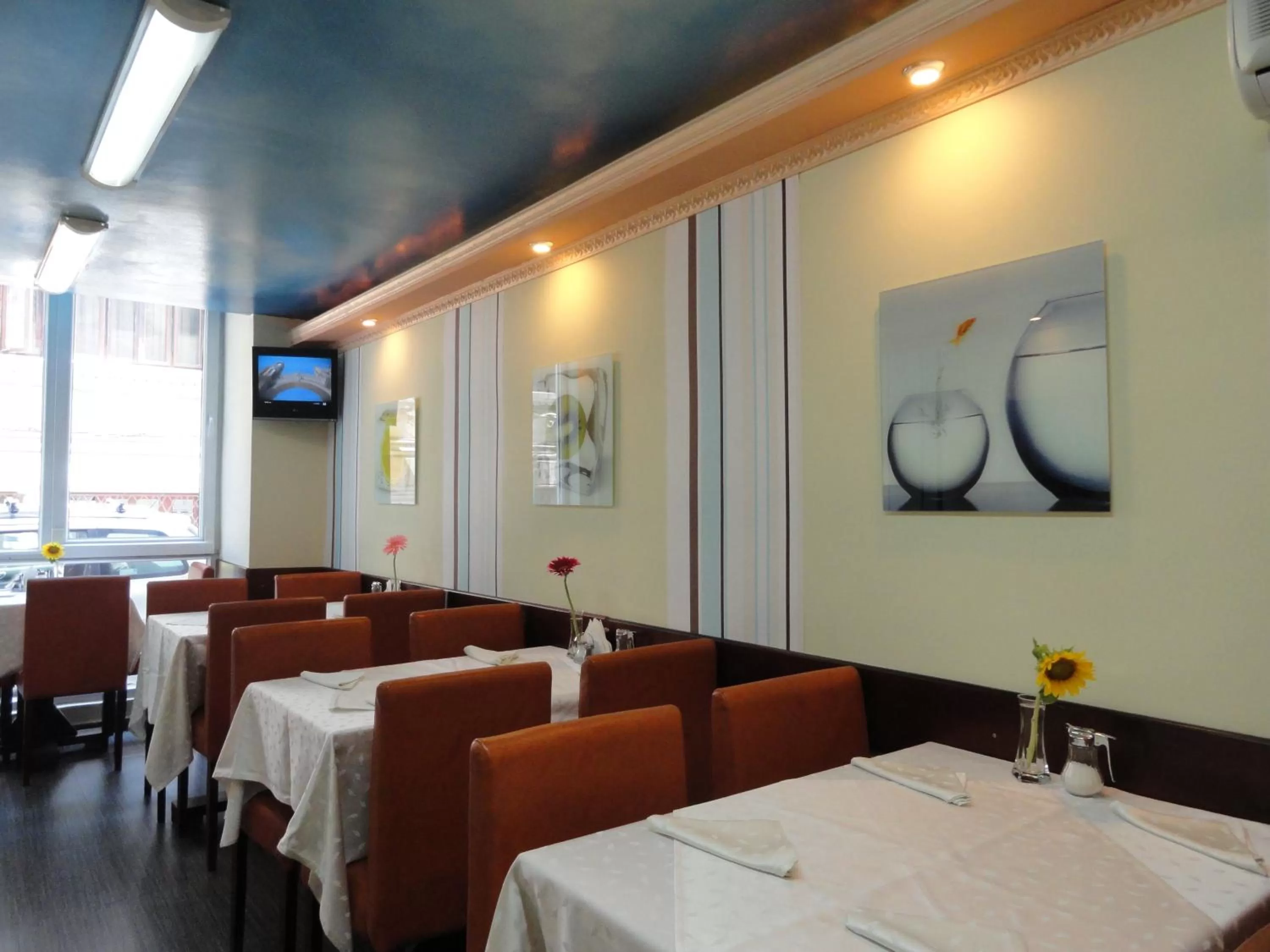 Restaurant/places to eat in Relax Comfort Suites Hotel