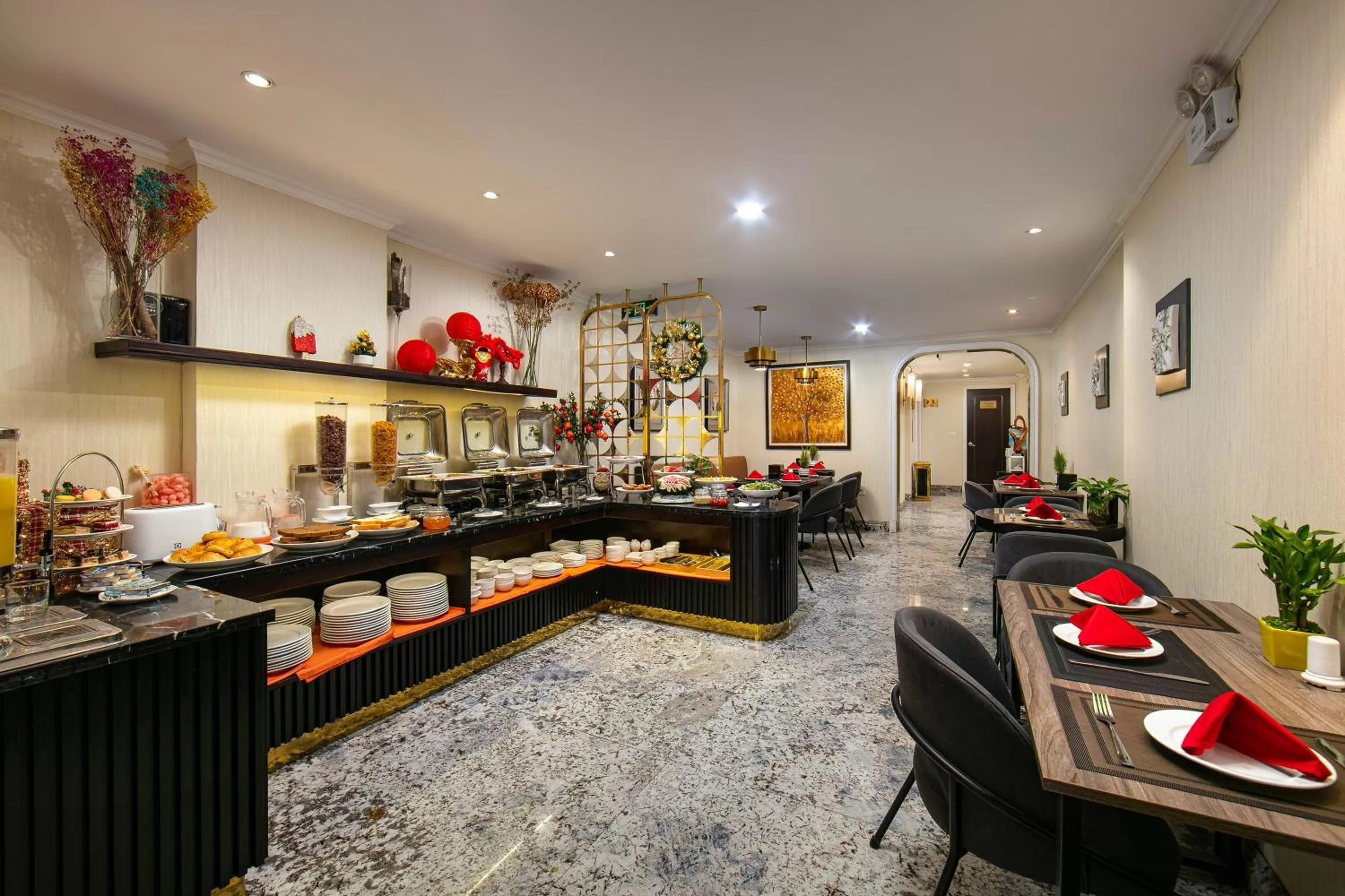 Restaurant/places to eat in San Palace Hotel & Rooftop