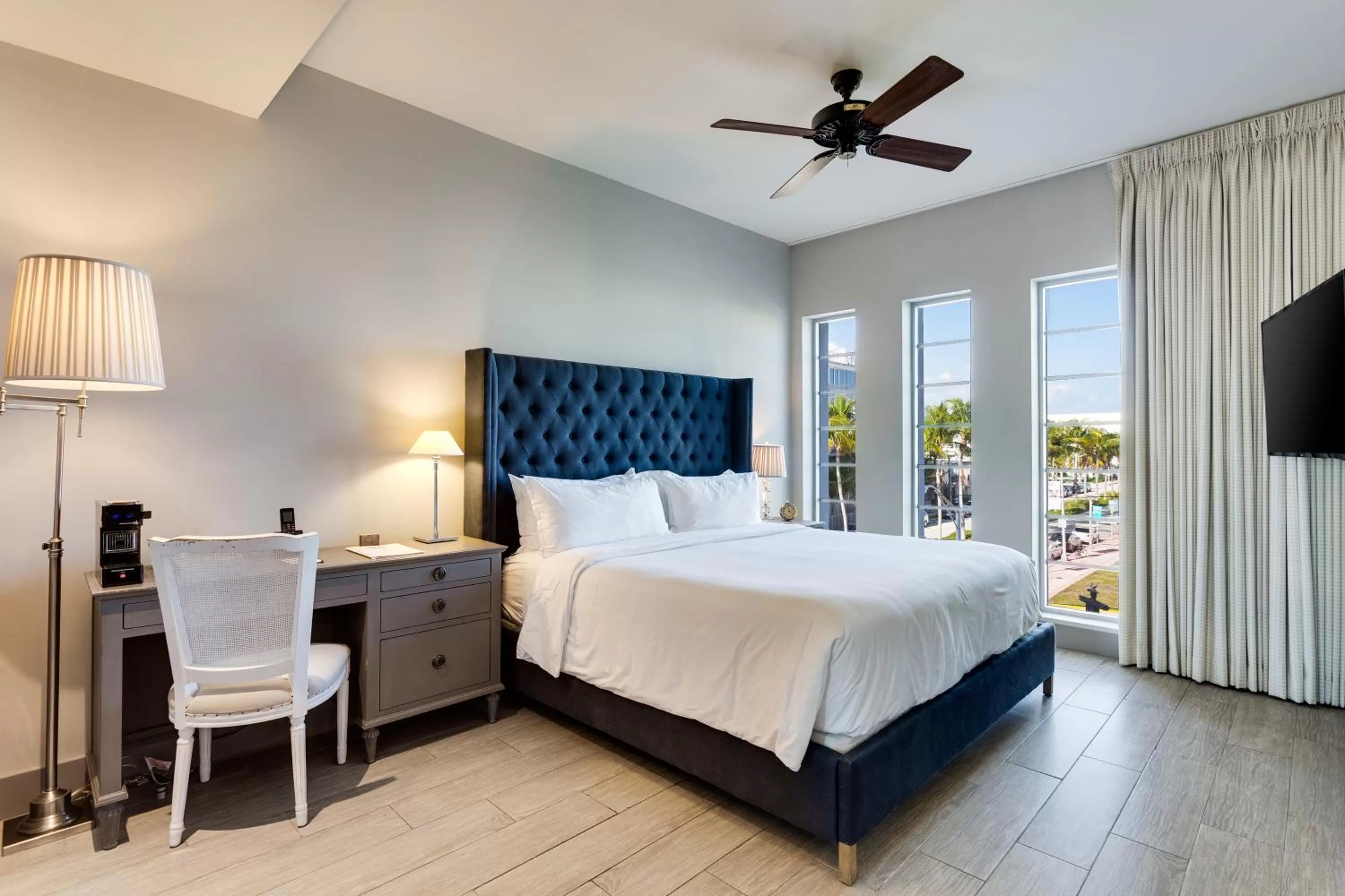 Photo of the whole room, Bed in The Plymouth South Beach