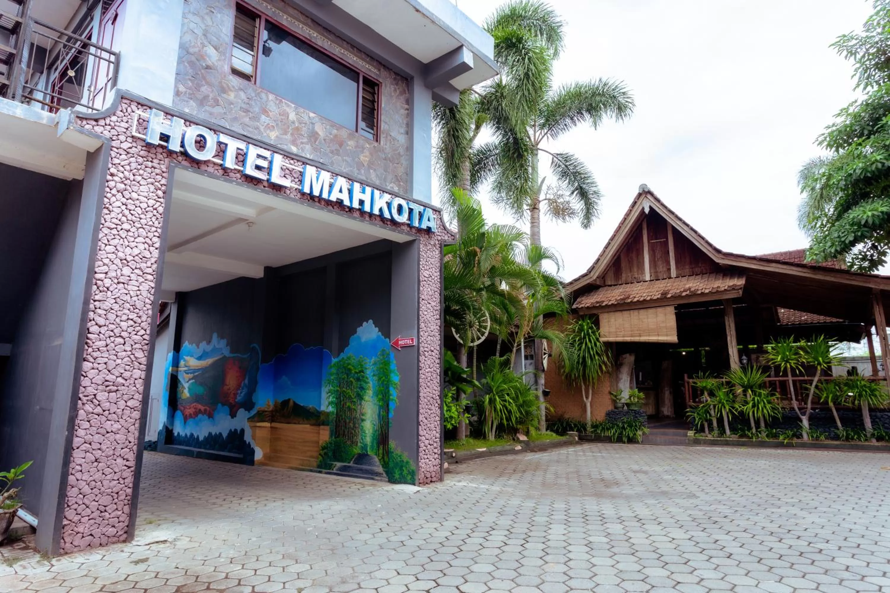 Property building in Hotel Mahkota Plengkung by ecommerceloka