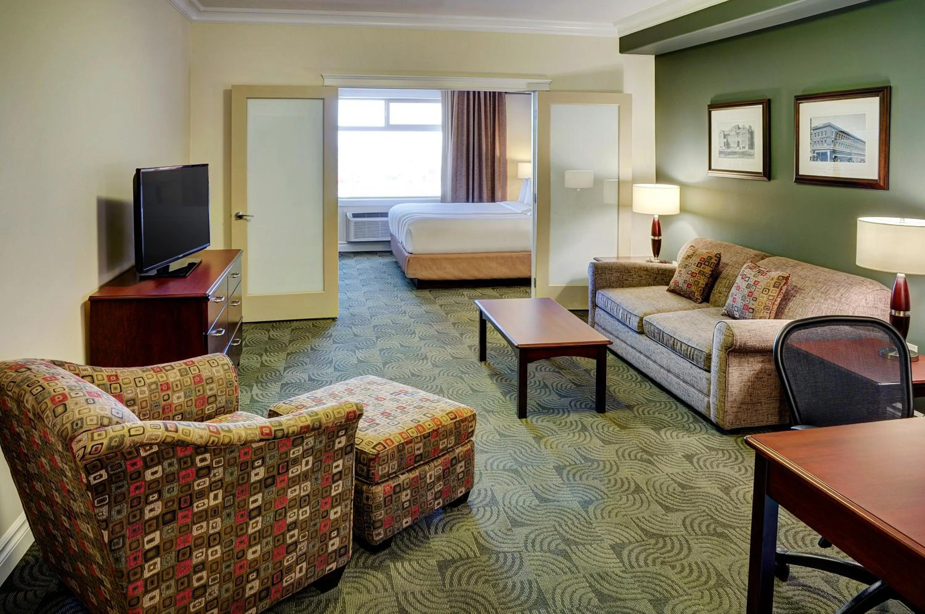 Living room, Bed in Chateau Nova Yellowhead