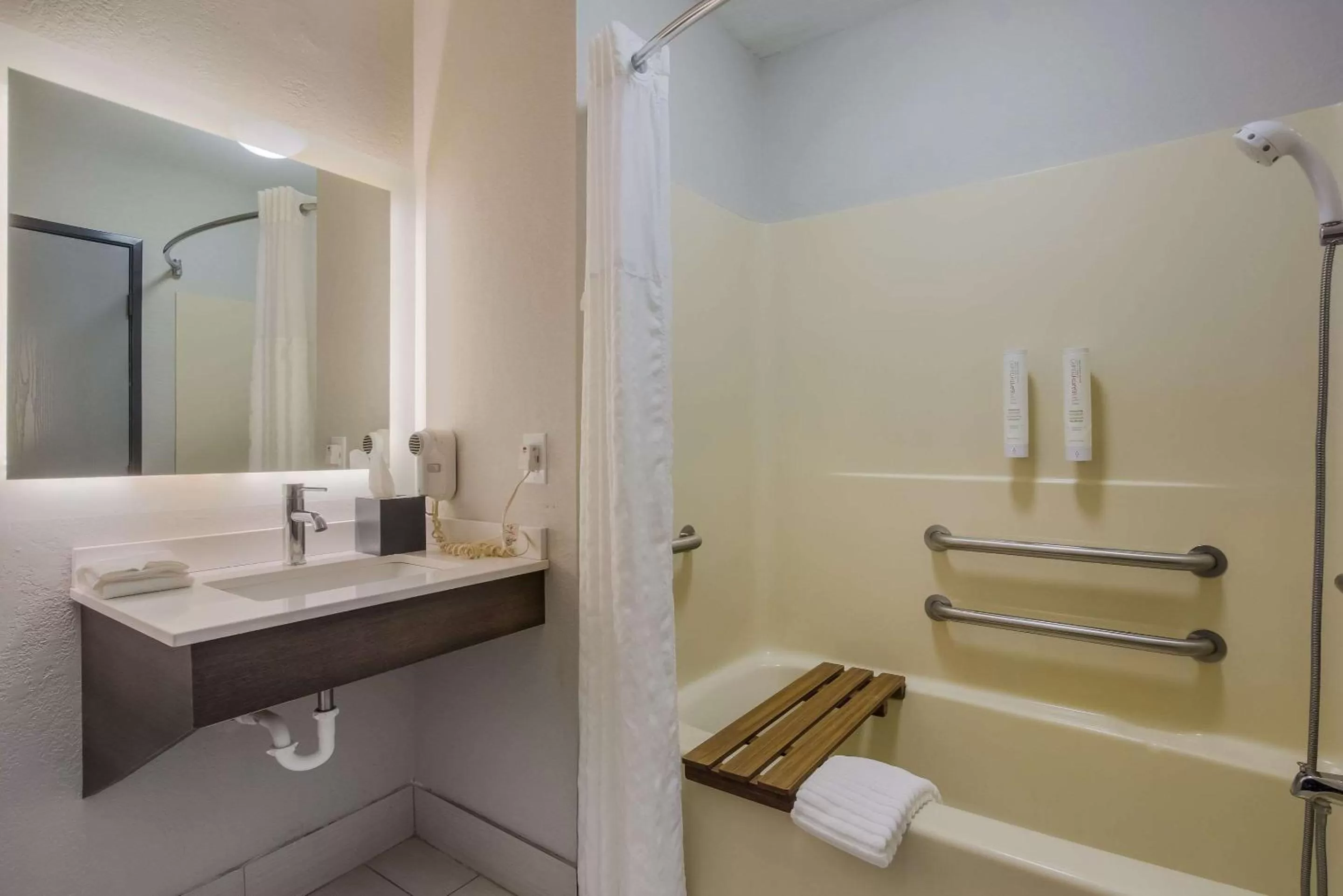 Bedroom in Clarion Pointe Harrodsburg-Danville