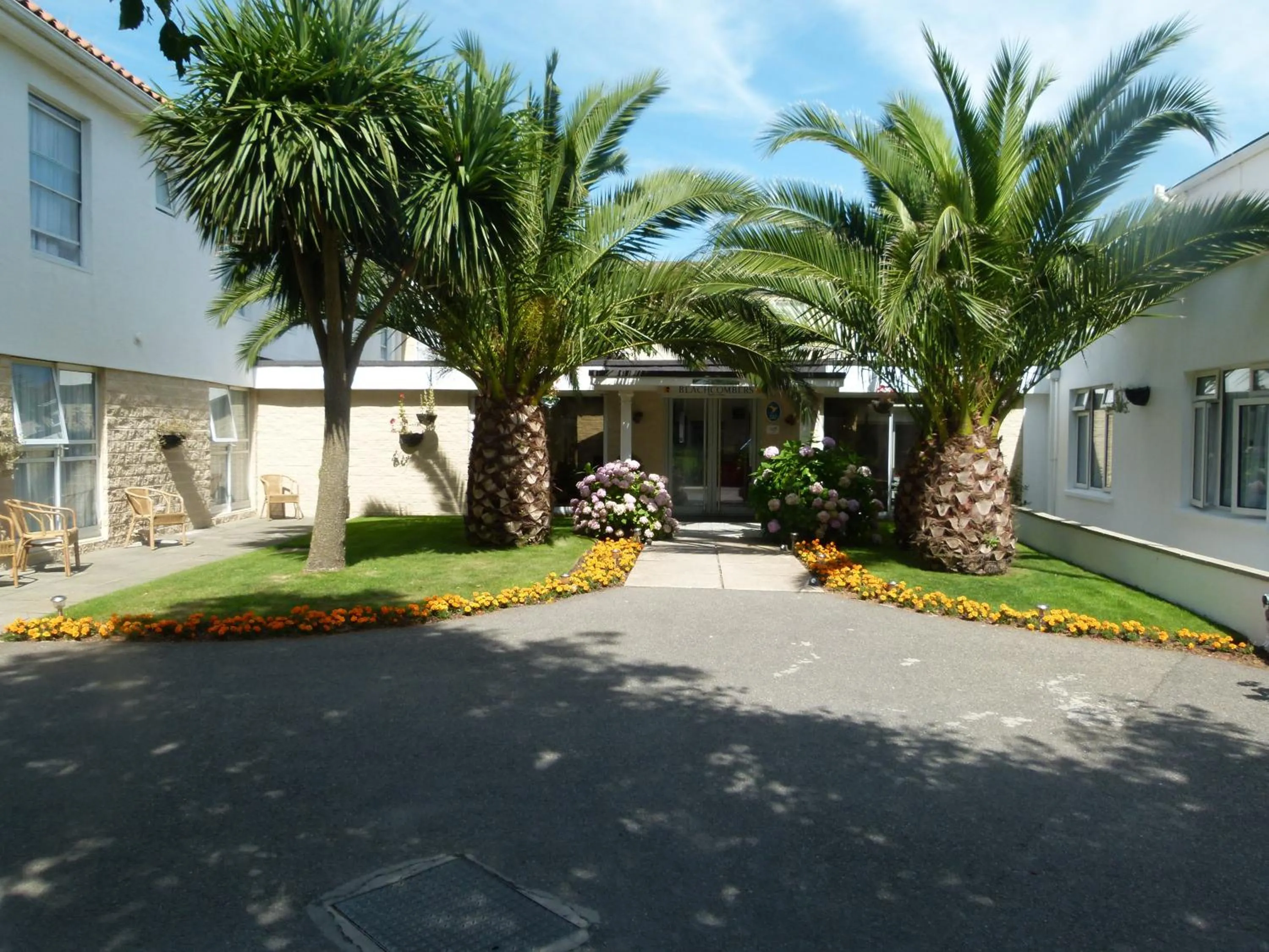 Facade/entrance in Beachcombers Hotel