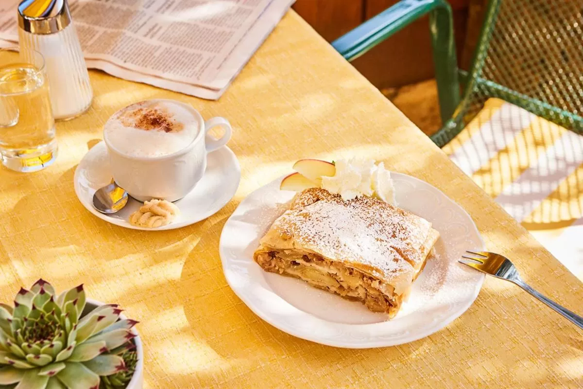 Food and drinks in Hotel Häuserl im Wald