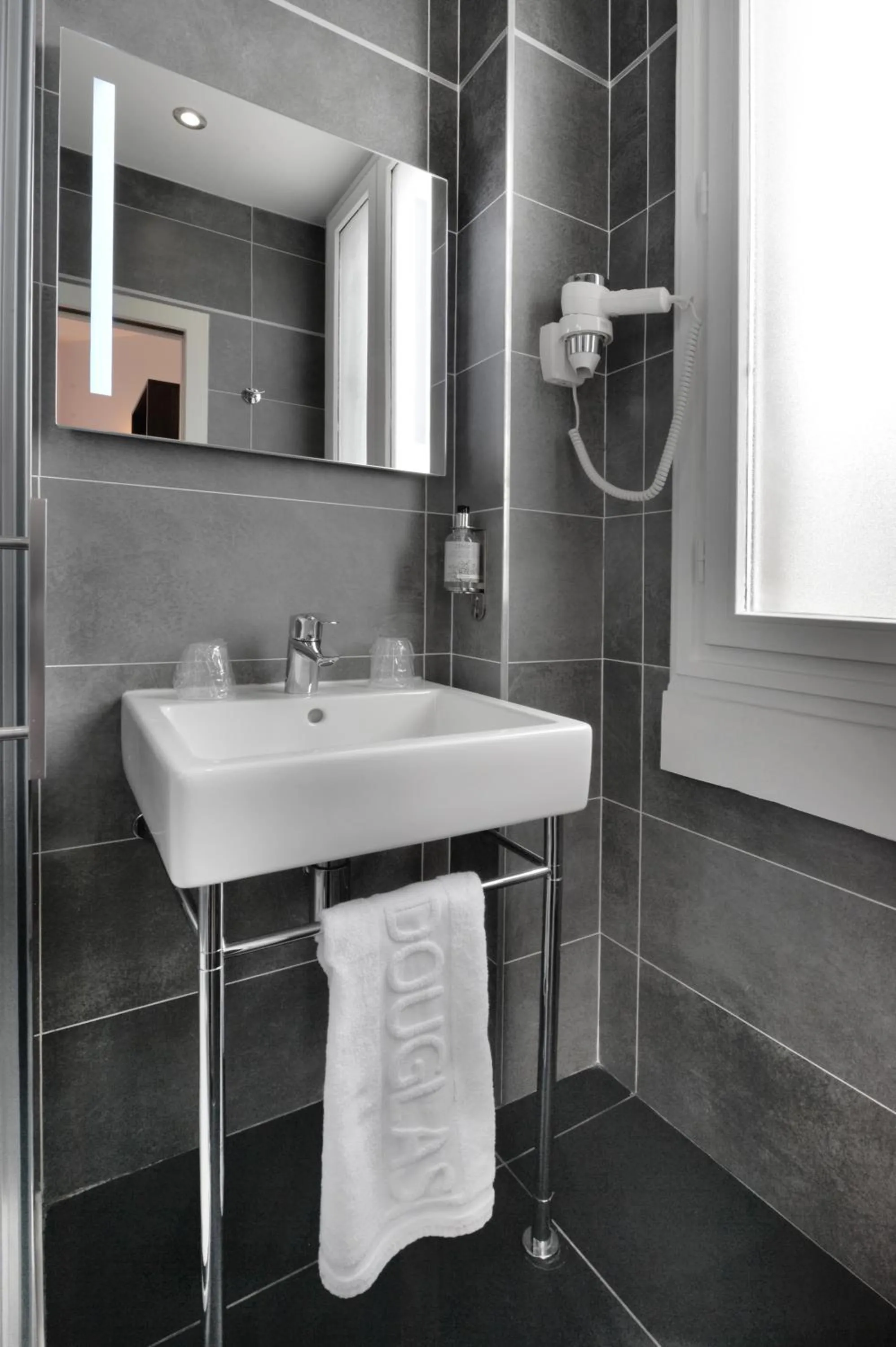 Photo of the whole room in Hotel Douglas