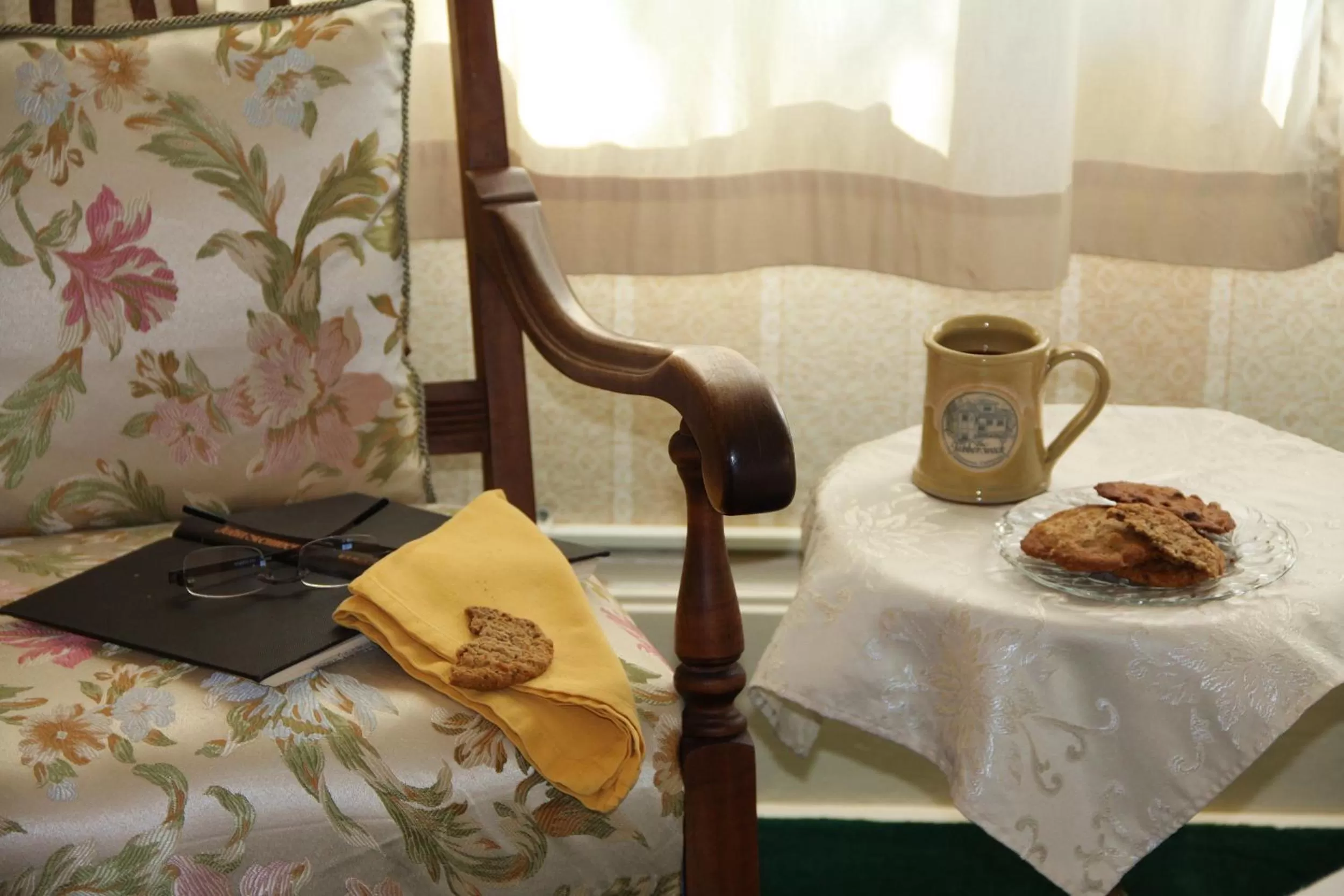 Food, Bed in The Jabberwock Bed & Breakfast