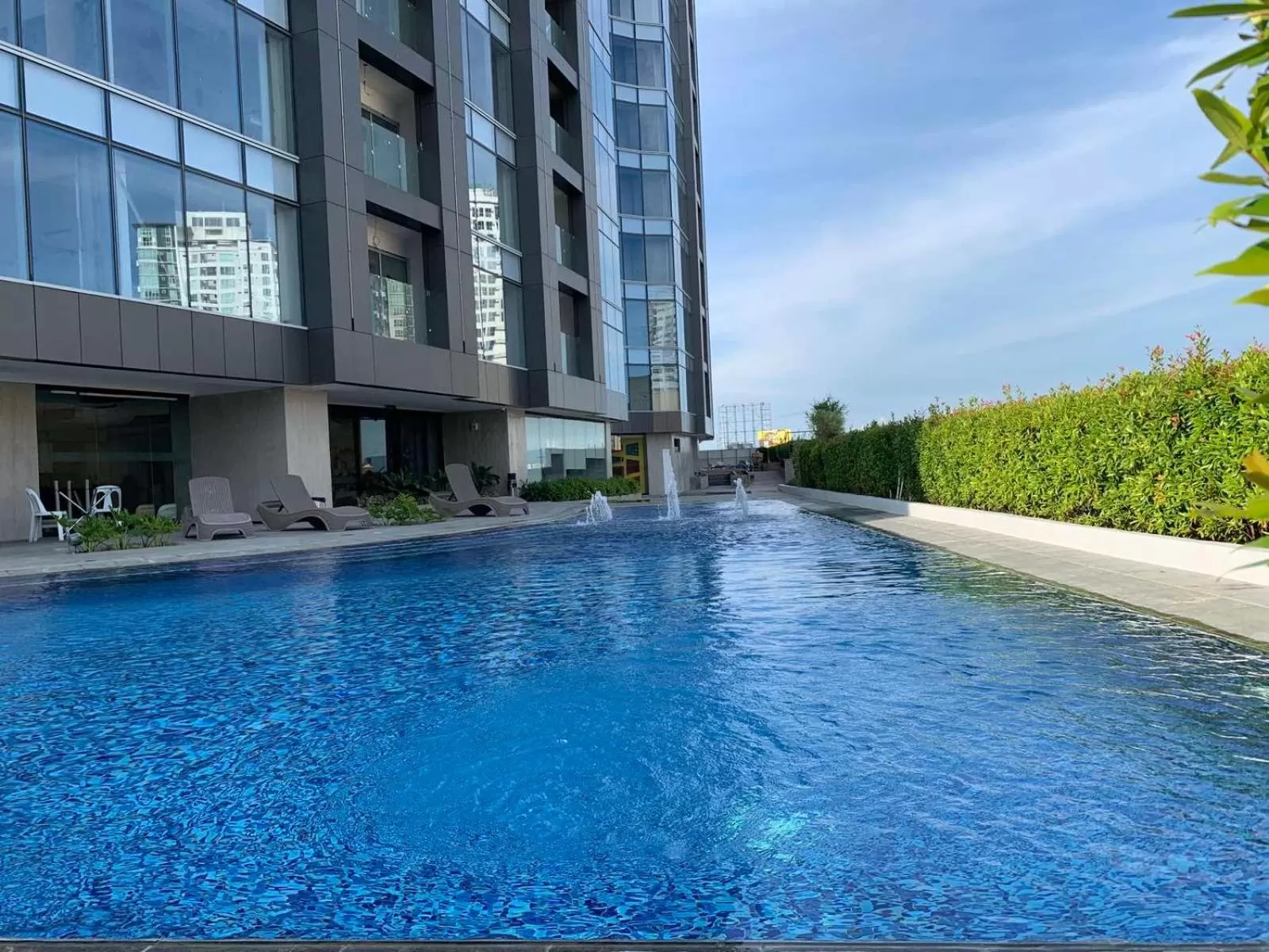 Swimming pool in AEON SUITES Staycation