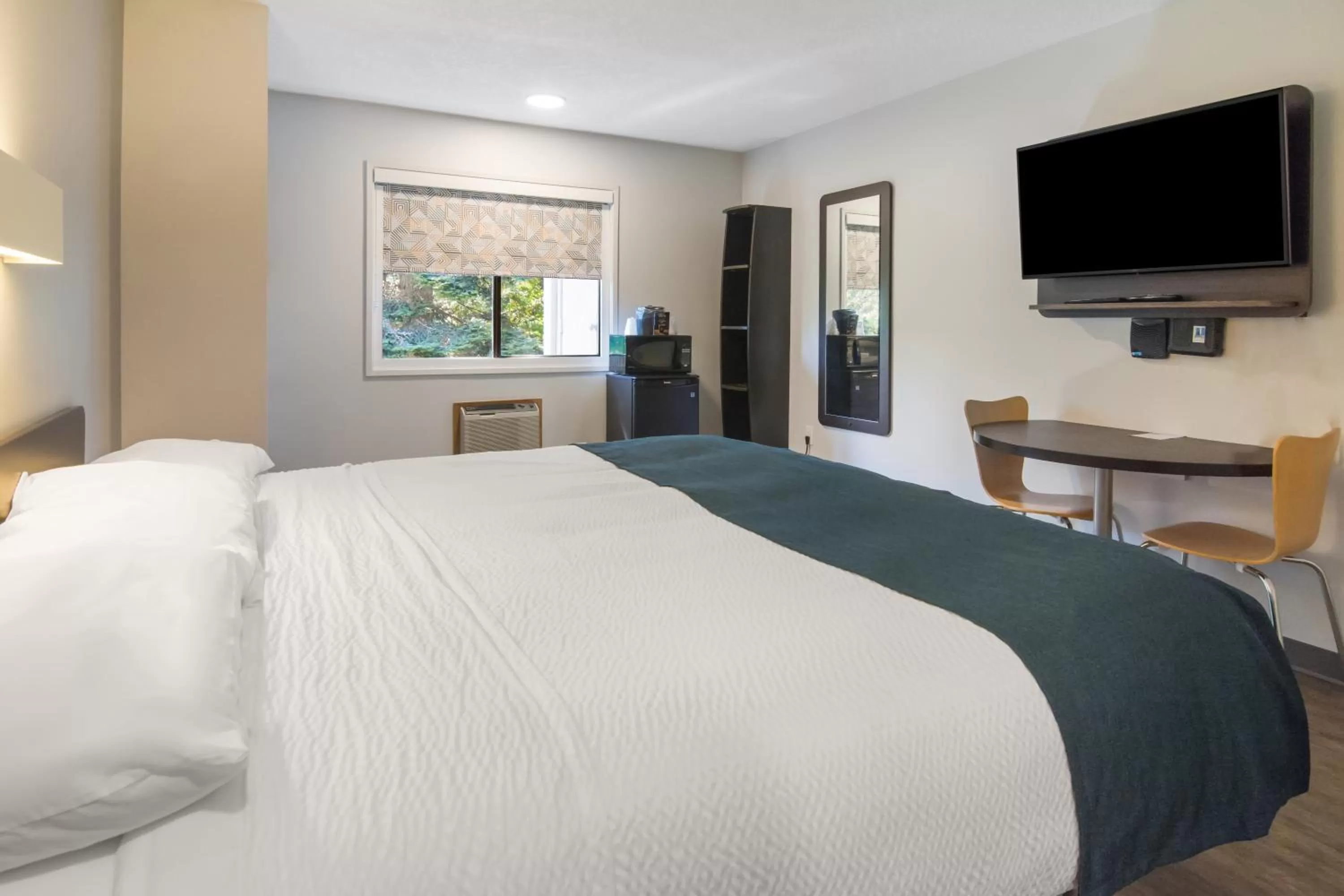 Bed in Motel 6-Saanichton, BC - Victoria Airport