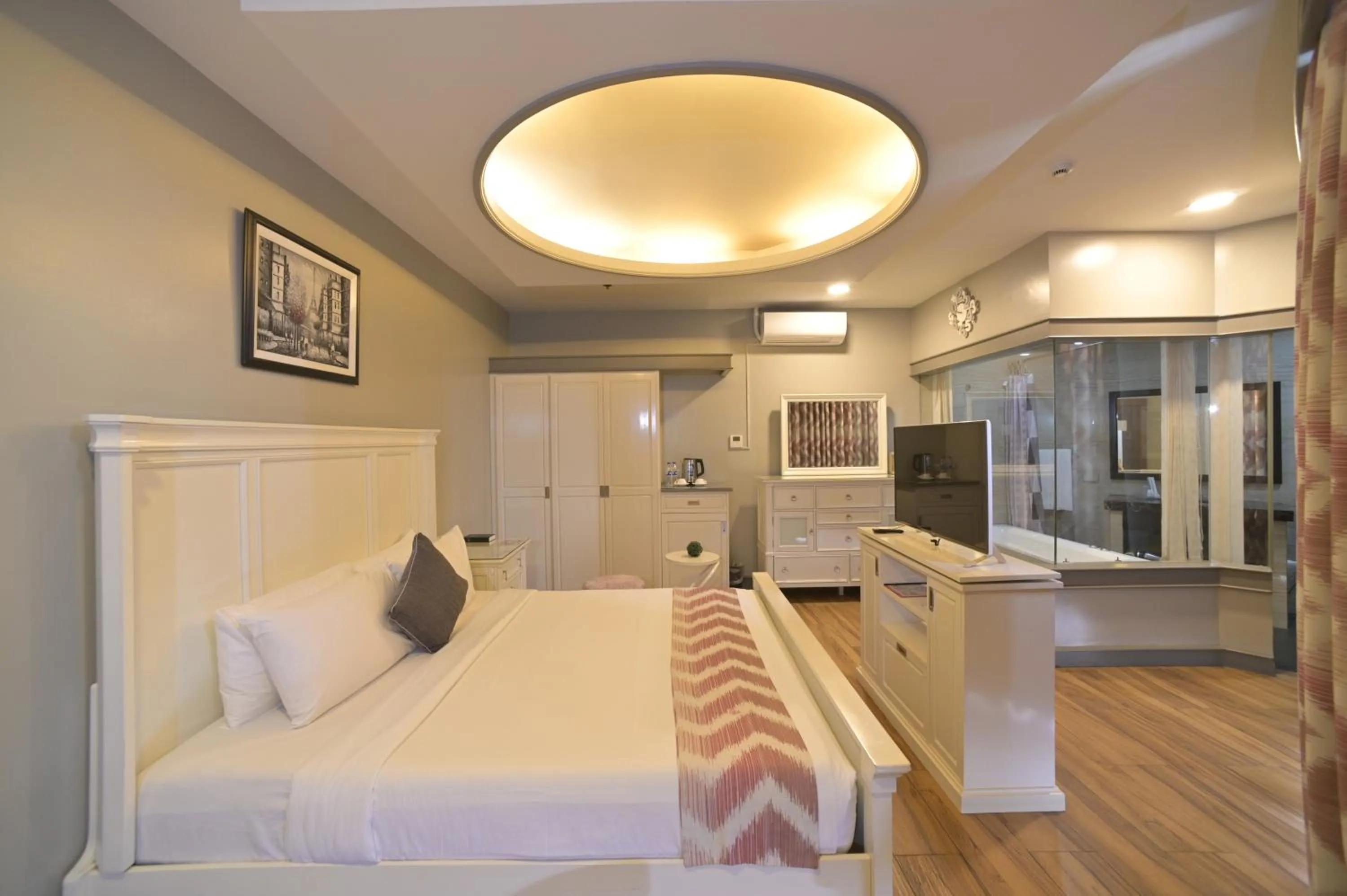 Photo of the whole room, Bed in Paragon Hotel and Suites