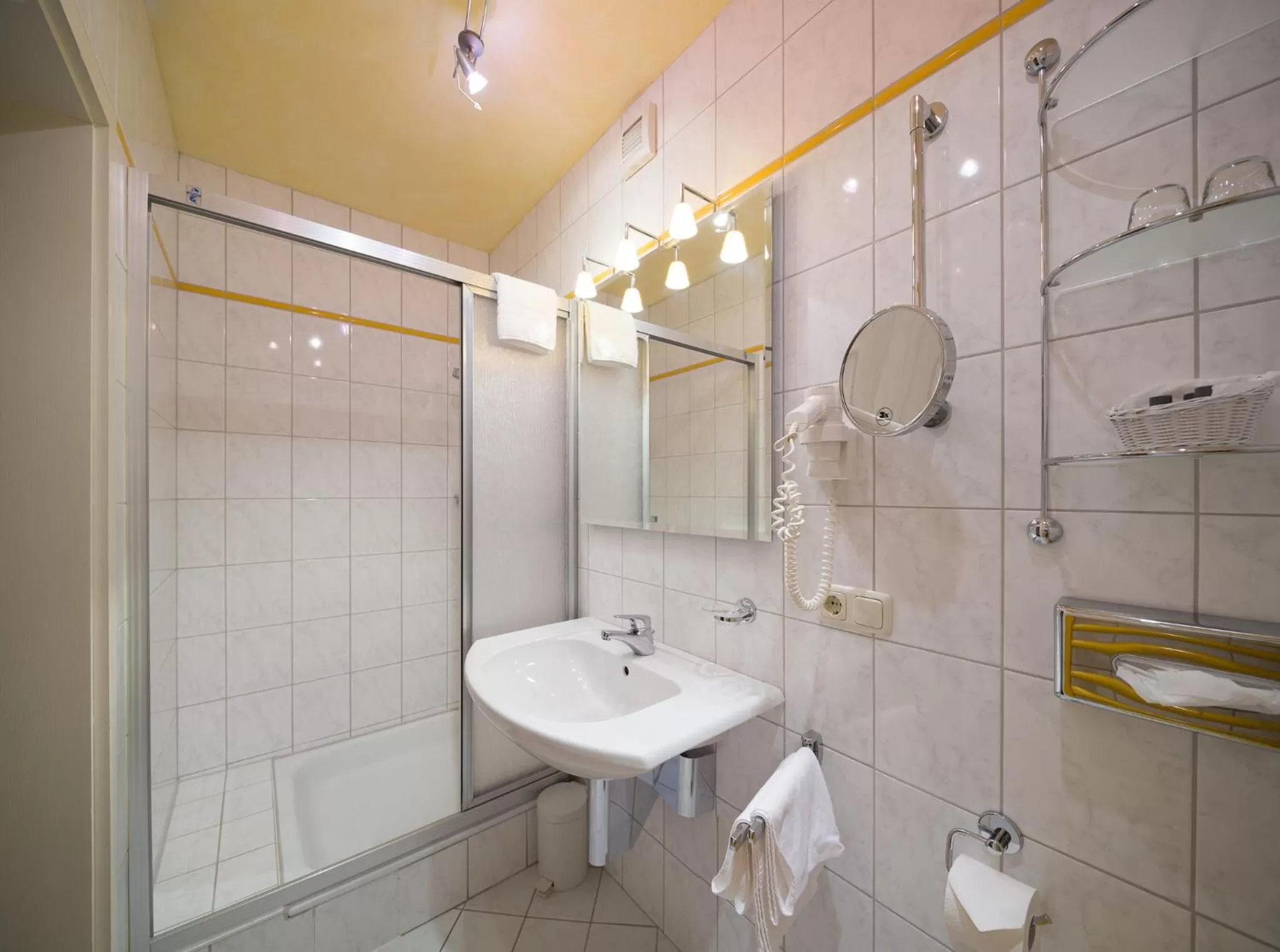 Shower, Bathroom in Hotel Hörterer Der Hammerwirt