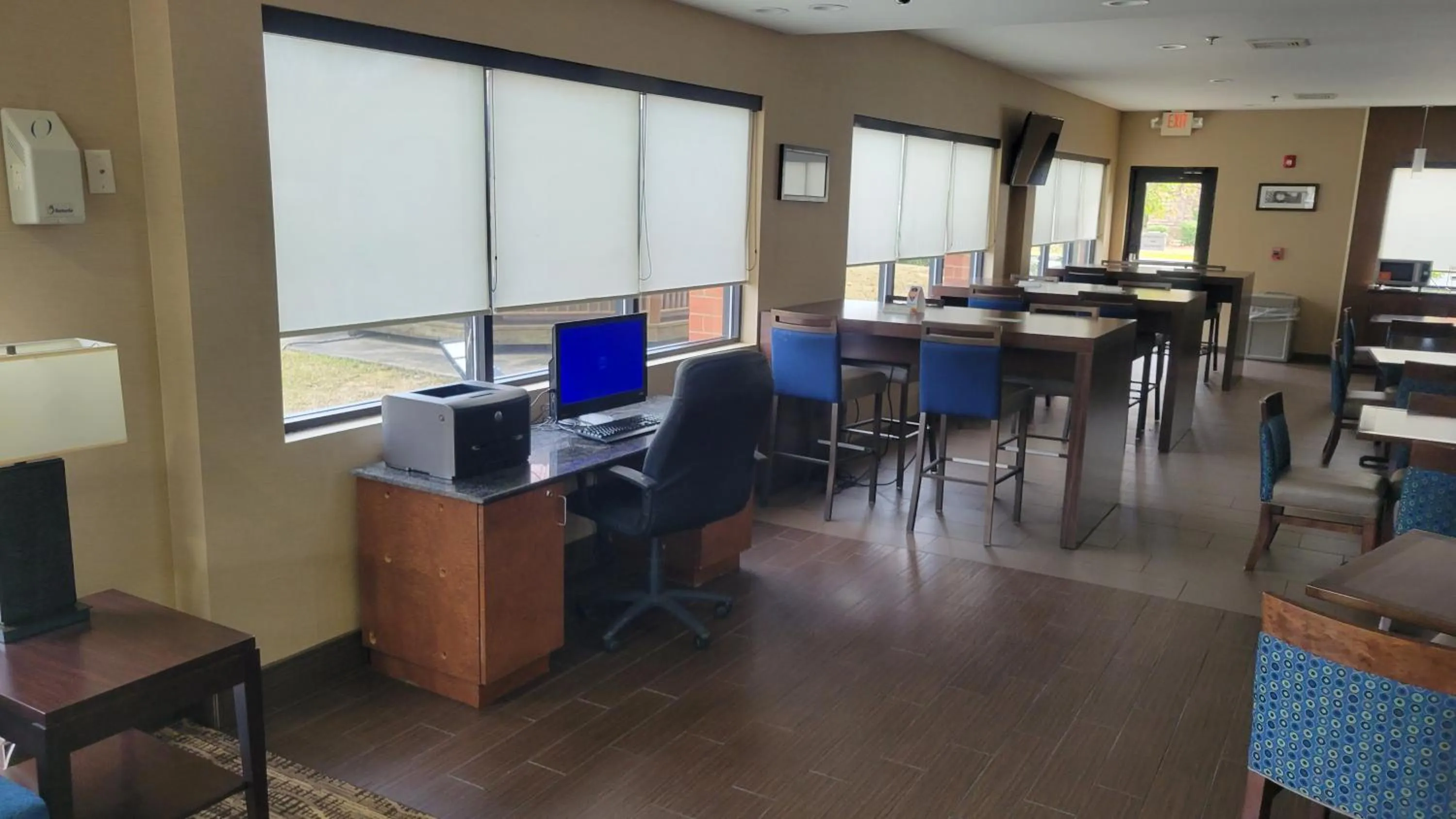 Restaurant/places to eat in Comfort Suites Macon Northwest