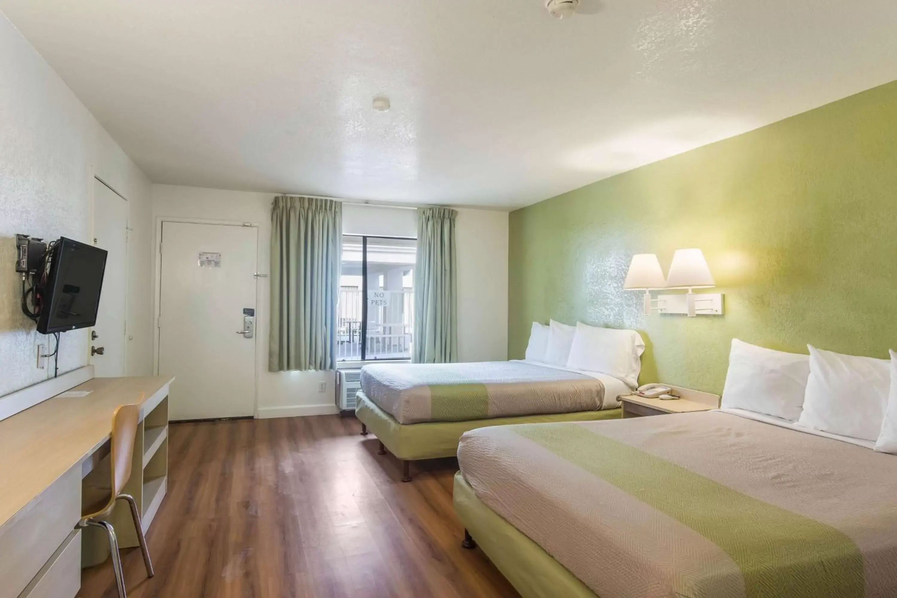 Quadruple Room - single occupancy - Non-Smoking in Motel 6 Hemet Quadruple Room - single occupancy - Non-Smoking in Motel 6 Hemet