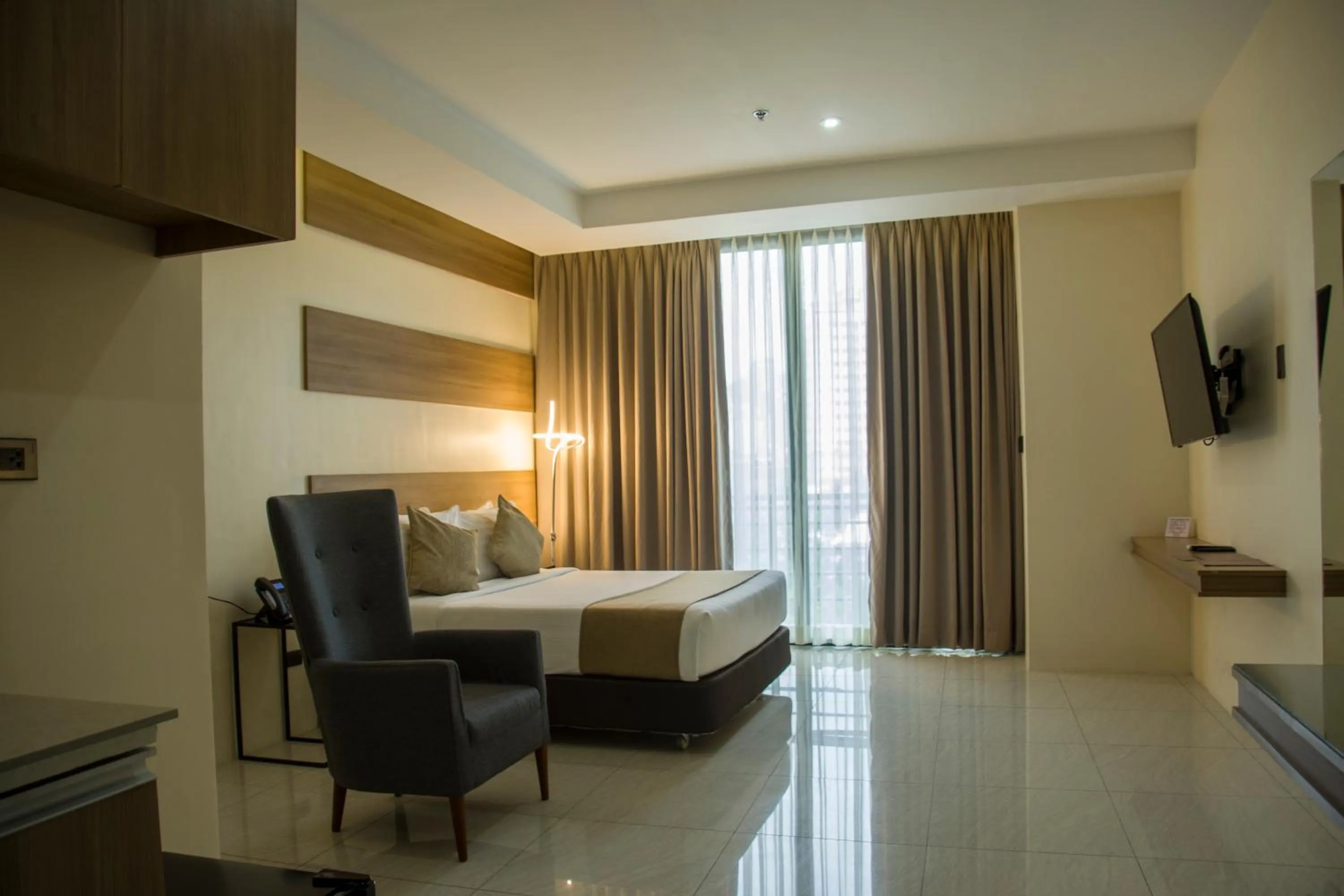 Bed in Eastland Hotel And Residences
