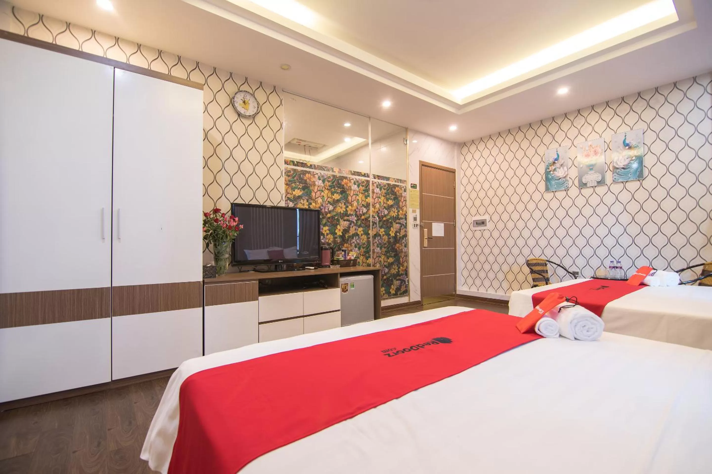 TV and multimedia, Bed in The Royal Hotel Near West Lake