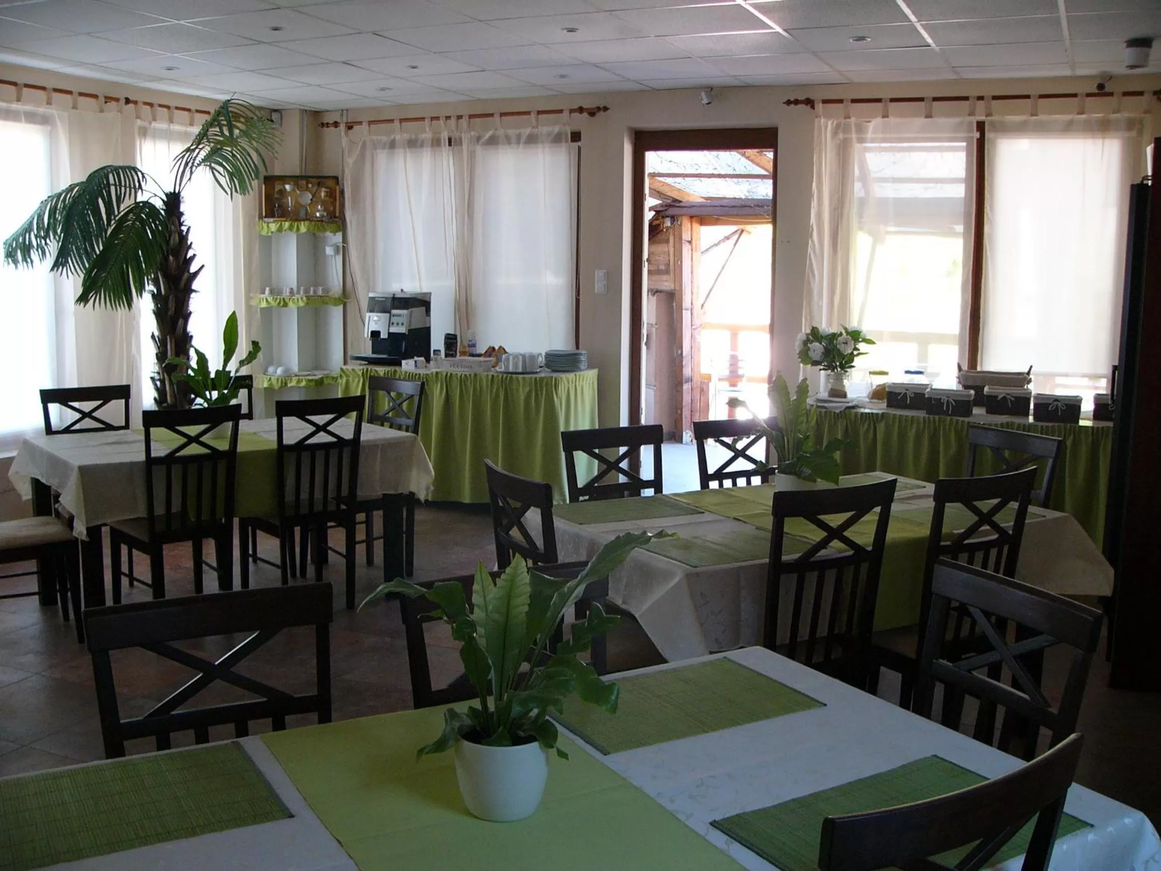 Restaurant/Places to Eat in Abszolút Hotel és Panzió