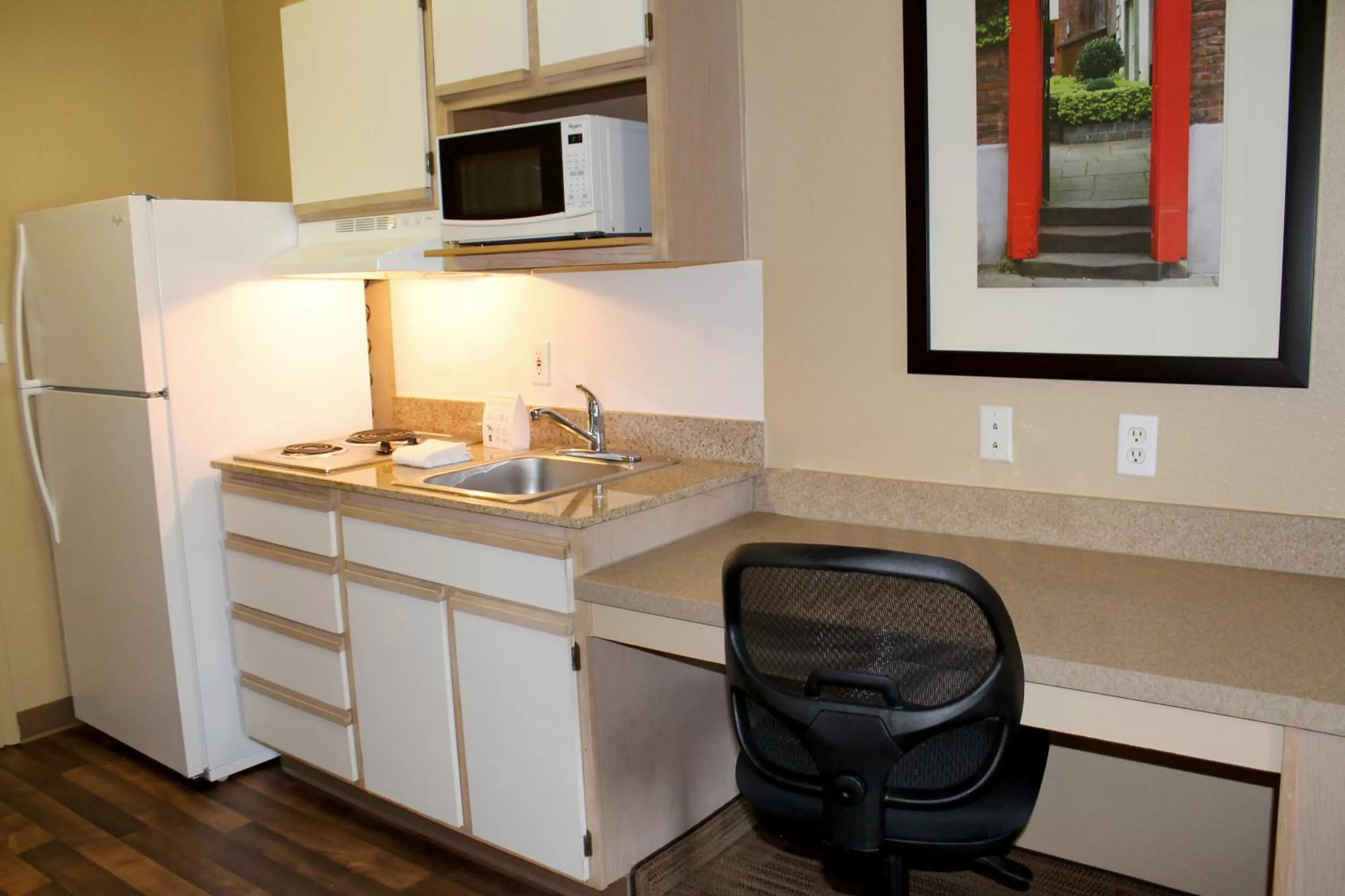 Kitchen or kitchenette in Extended Stay America Suites - Houston - Katy Freeway - Energy Corridor