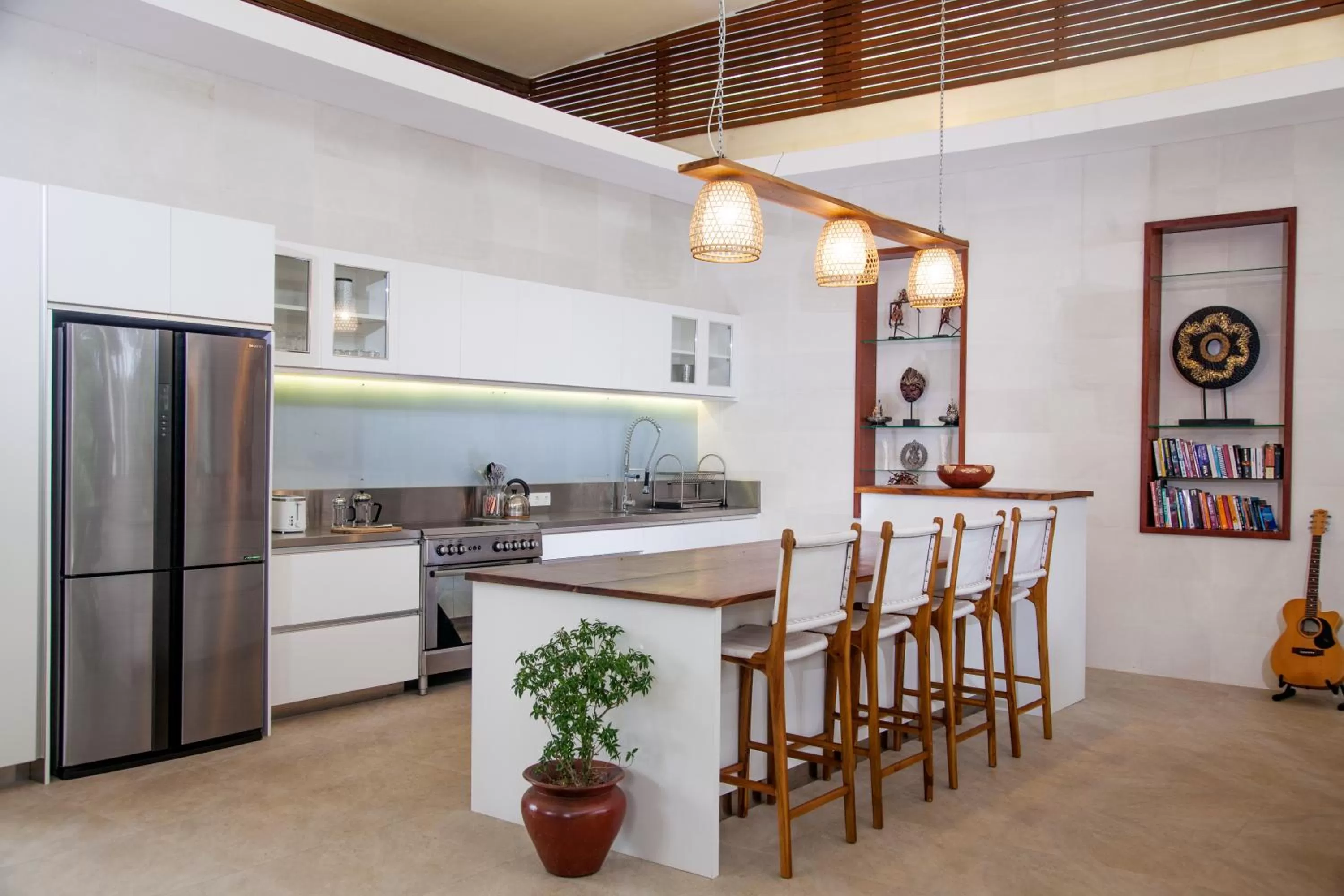 Communal lounge/ TV room, Kitchen/Kitchenette in Villa Merdu Ubud