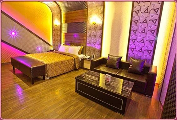 Decorative detail, Bed in Wei Feng Hotel - Kaohsiung