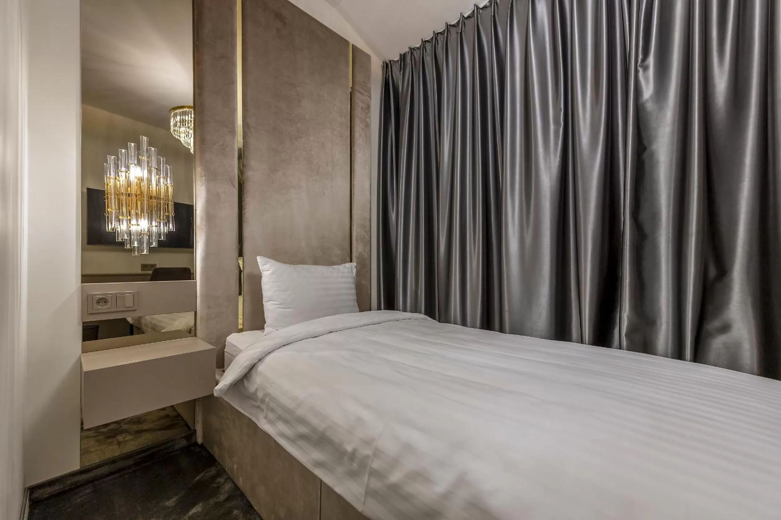 Photo of the whole room, Bed in St Palace Hotel