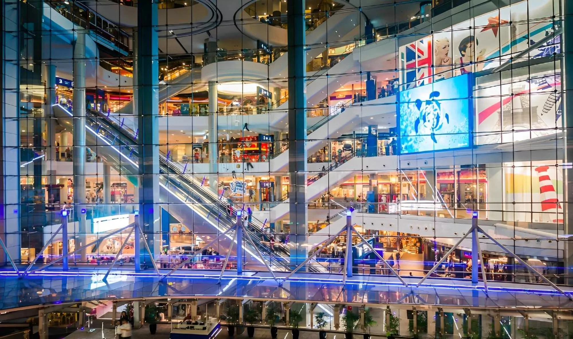 Evening entertainment in Golden Tulip Mandison Suites