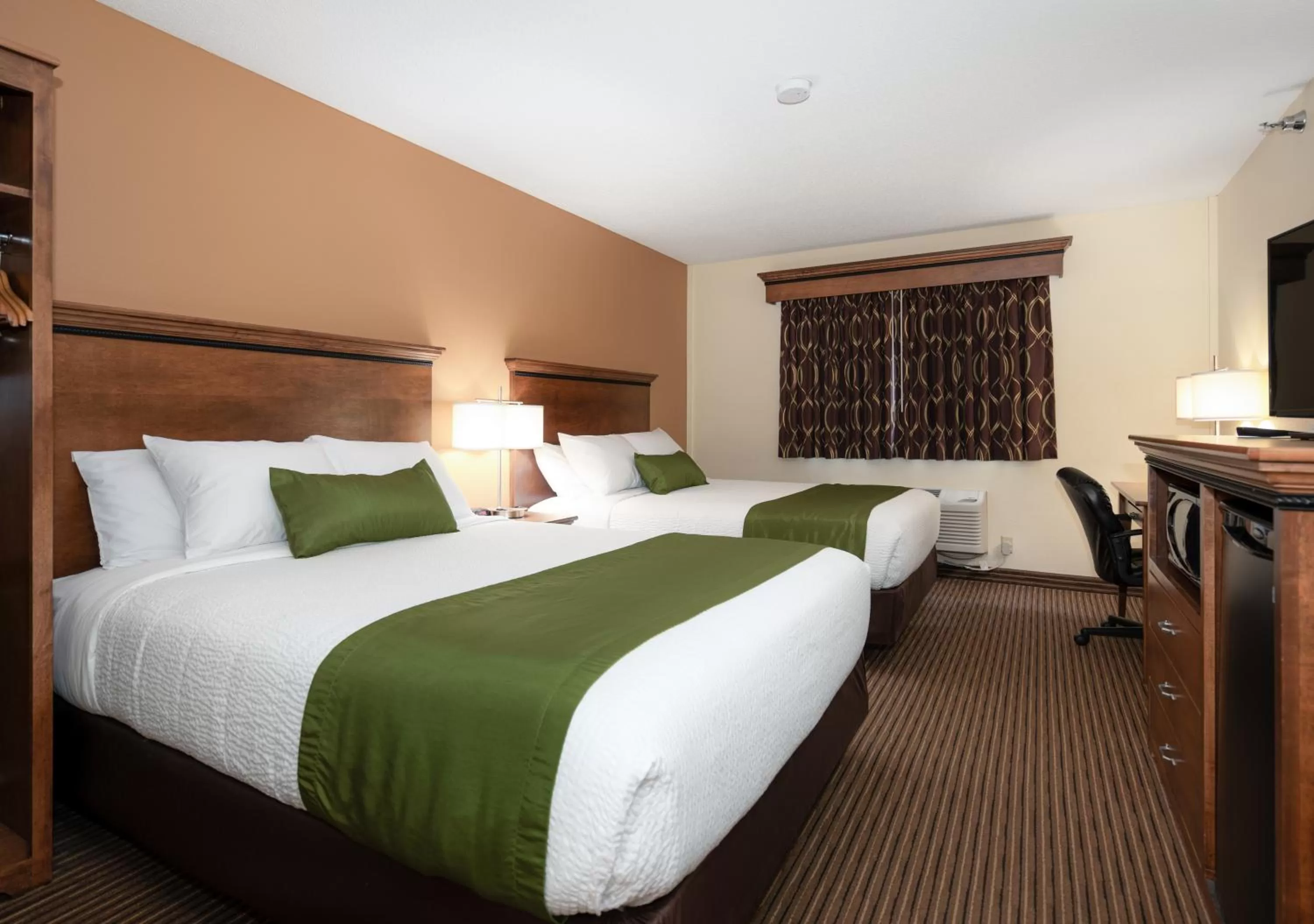 Queen Room with Two Queen Beds in Country Inn Two Harbors