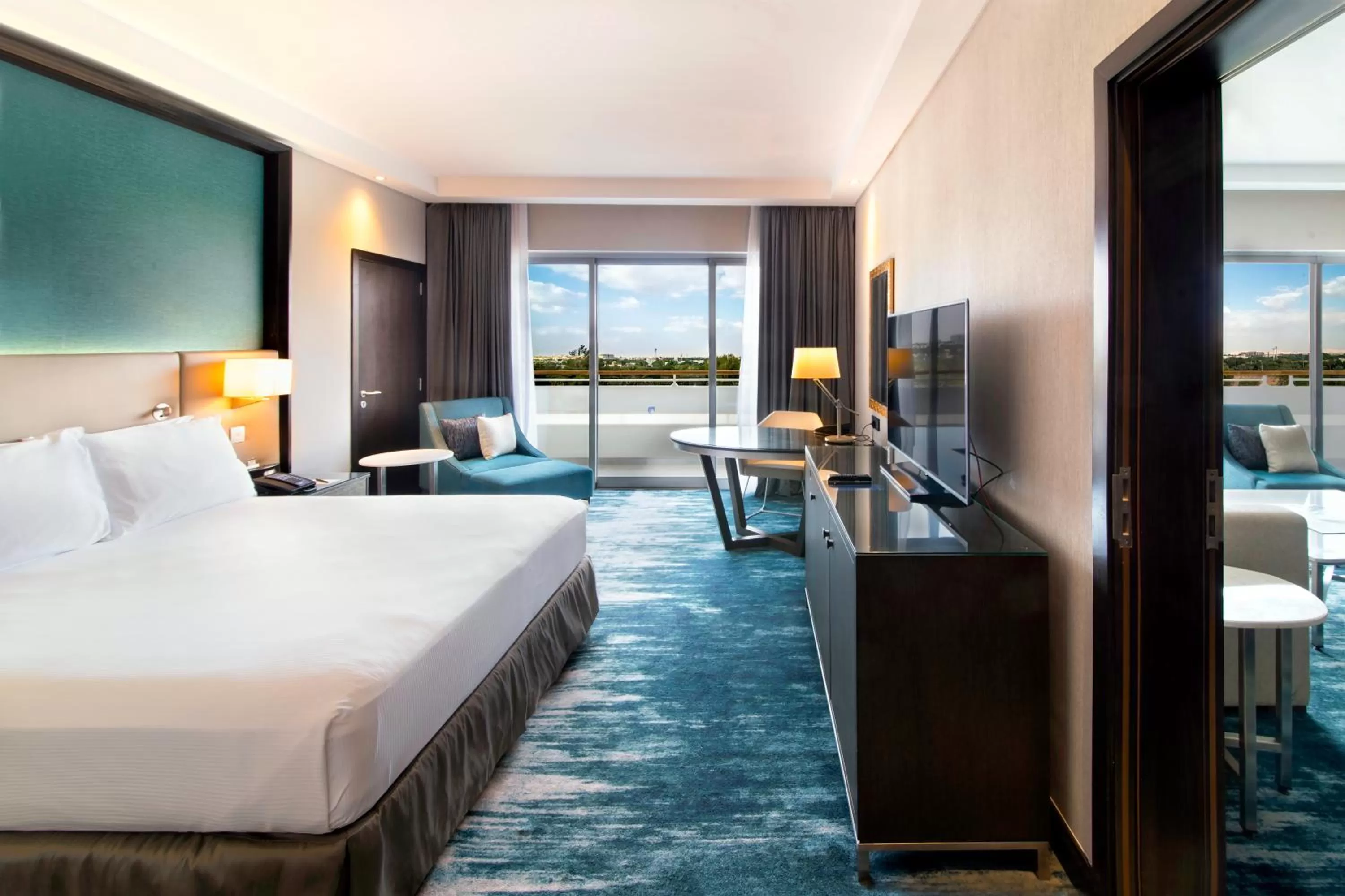 TV and multimedia, Bed in Radisson Blu Hotel & Resort, Al Ain