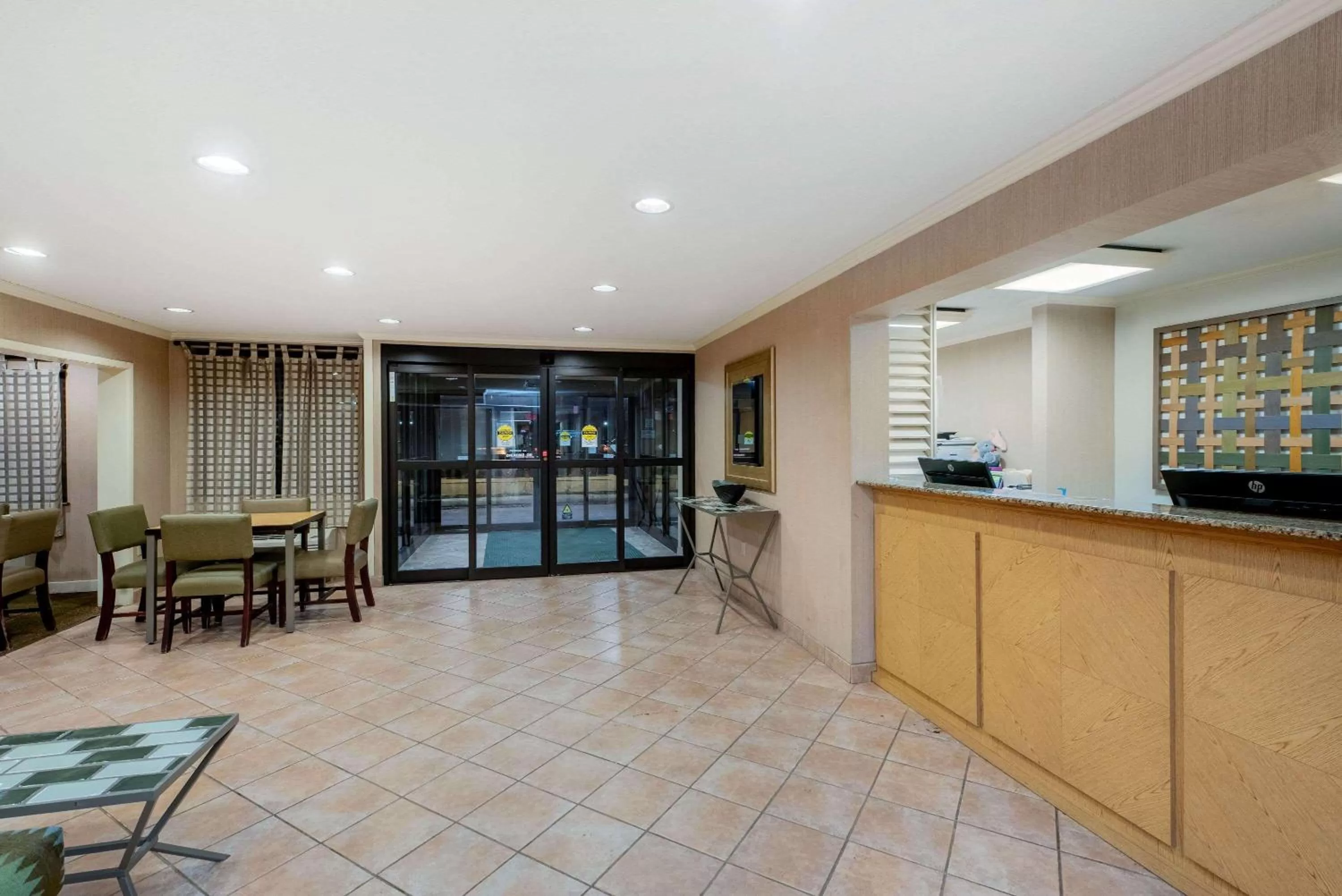 Lobby or reception in La Quinta by Wyndham Mansfield OH
