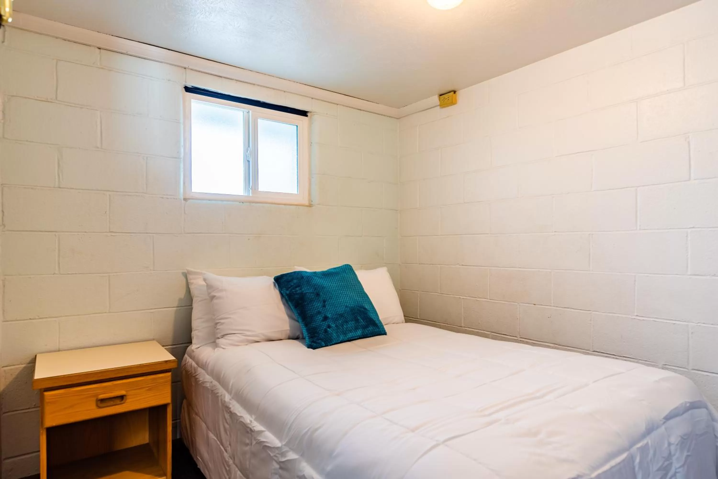 Bedroom, Bed in Seagull Beachfront Inn