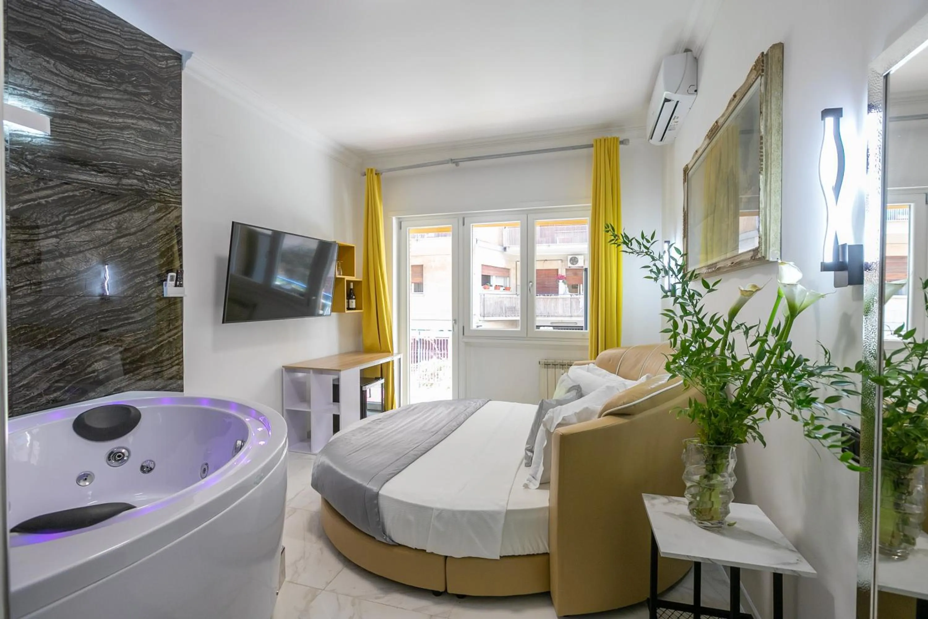 Hot Tub in Gregorio VII Luxury Suites San Damaso