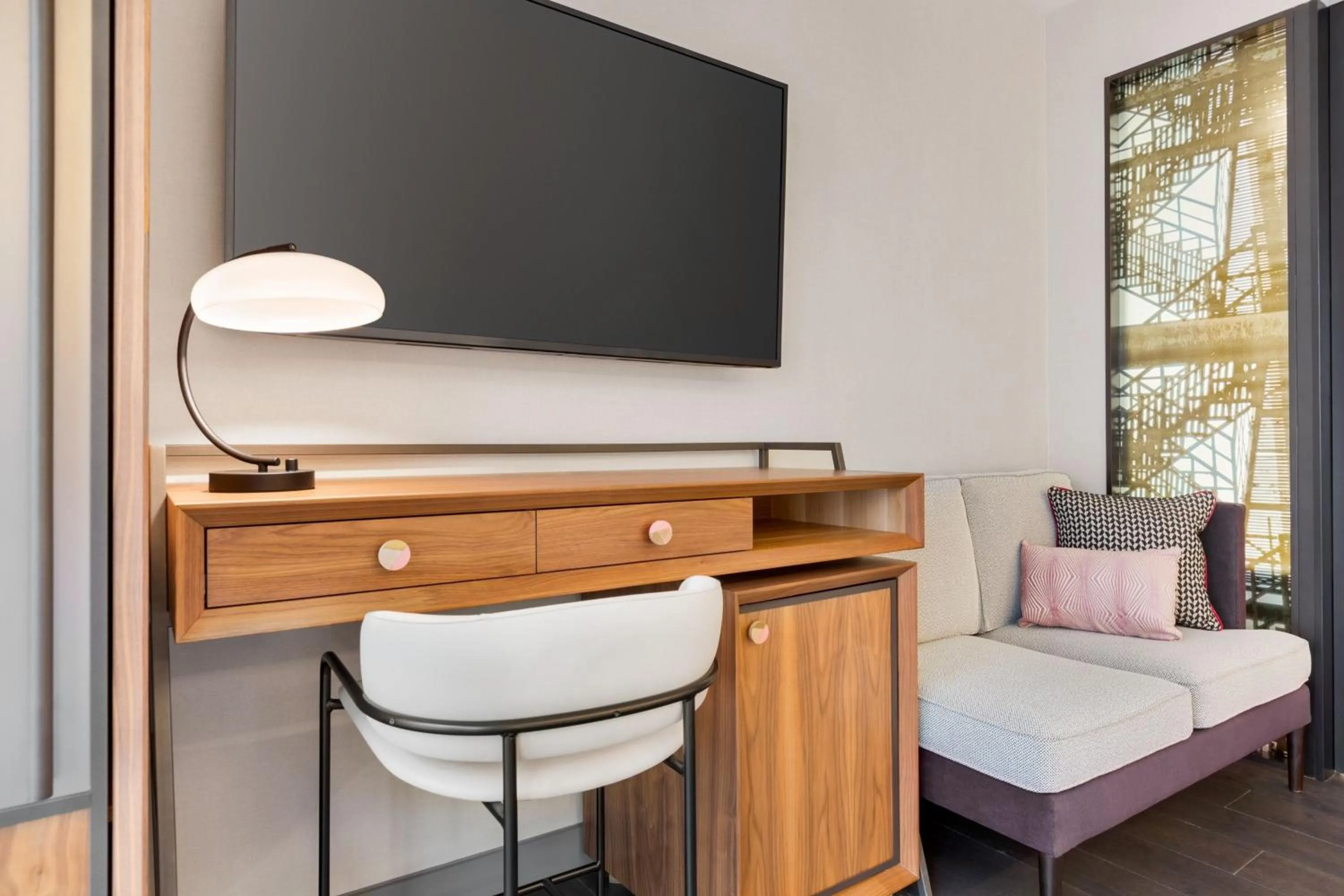 Photo of the whole room, Bed in Le Meridien New York, Fifth Avenue