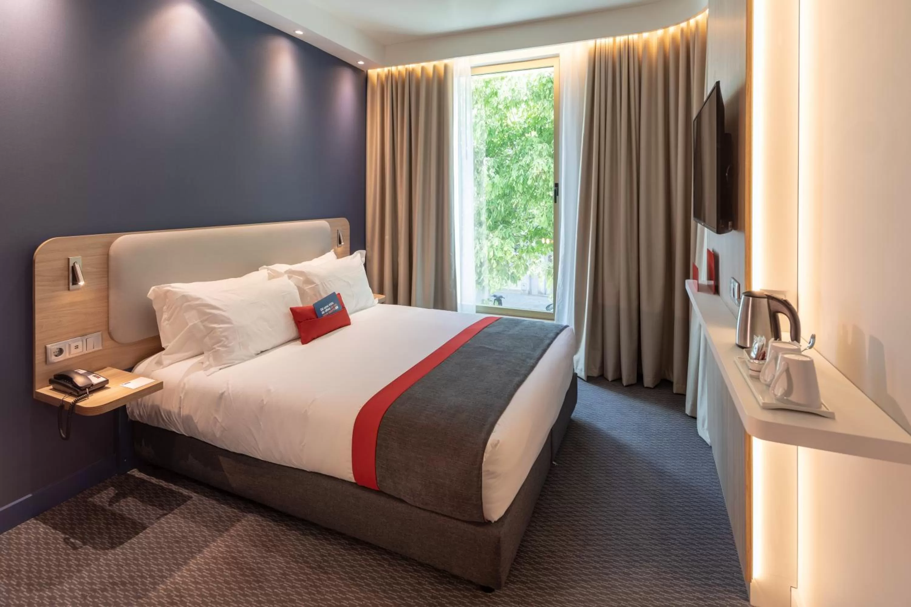 Photo of the whole room, Bed in Holiday Inn Express - Lisbon - Plaza Saldanha by IHG