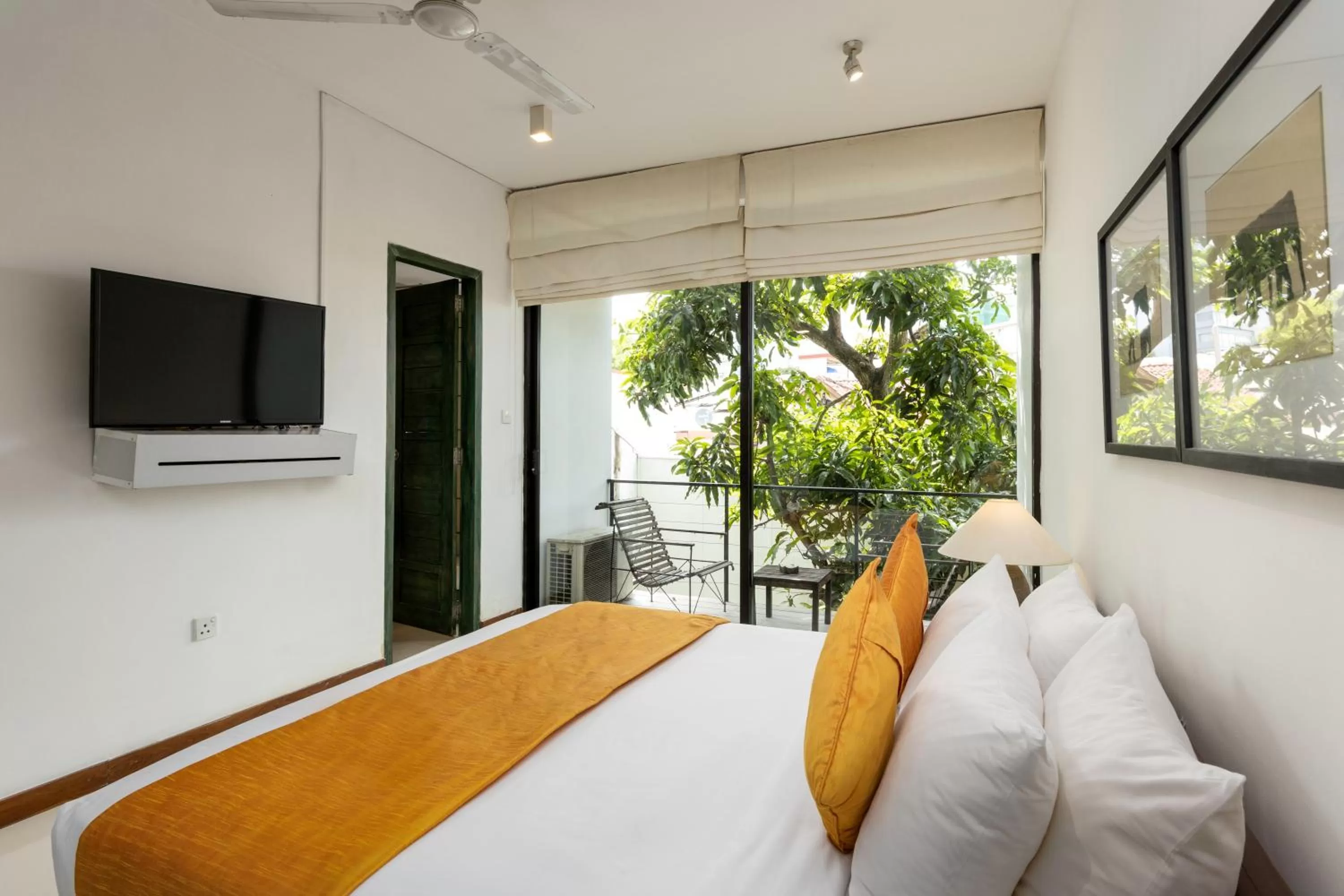 Photo of the whole room, Bed in Rockwell Colombo