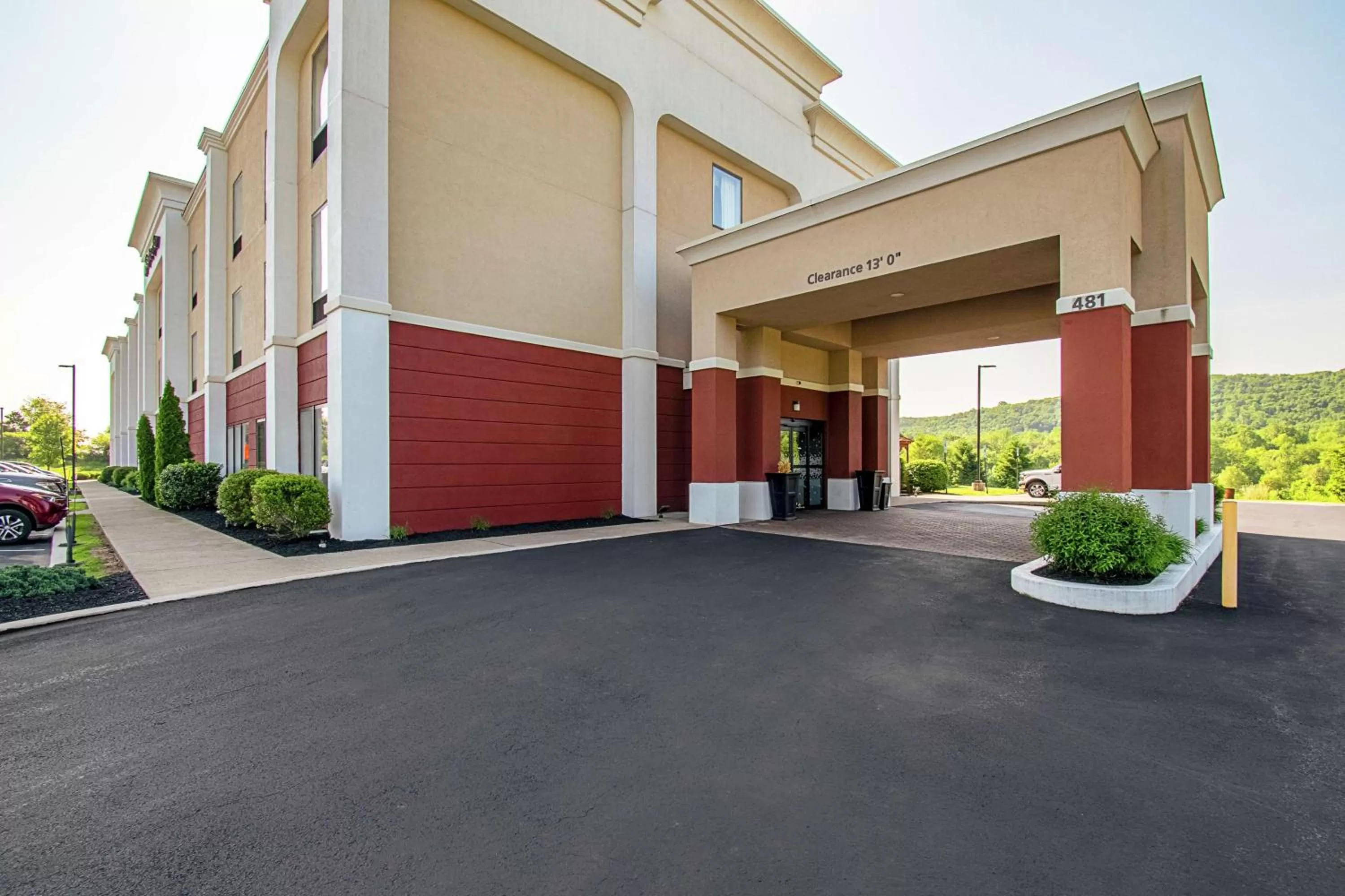 Property building in Hampton Inn Pine Grove
