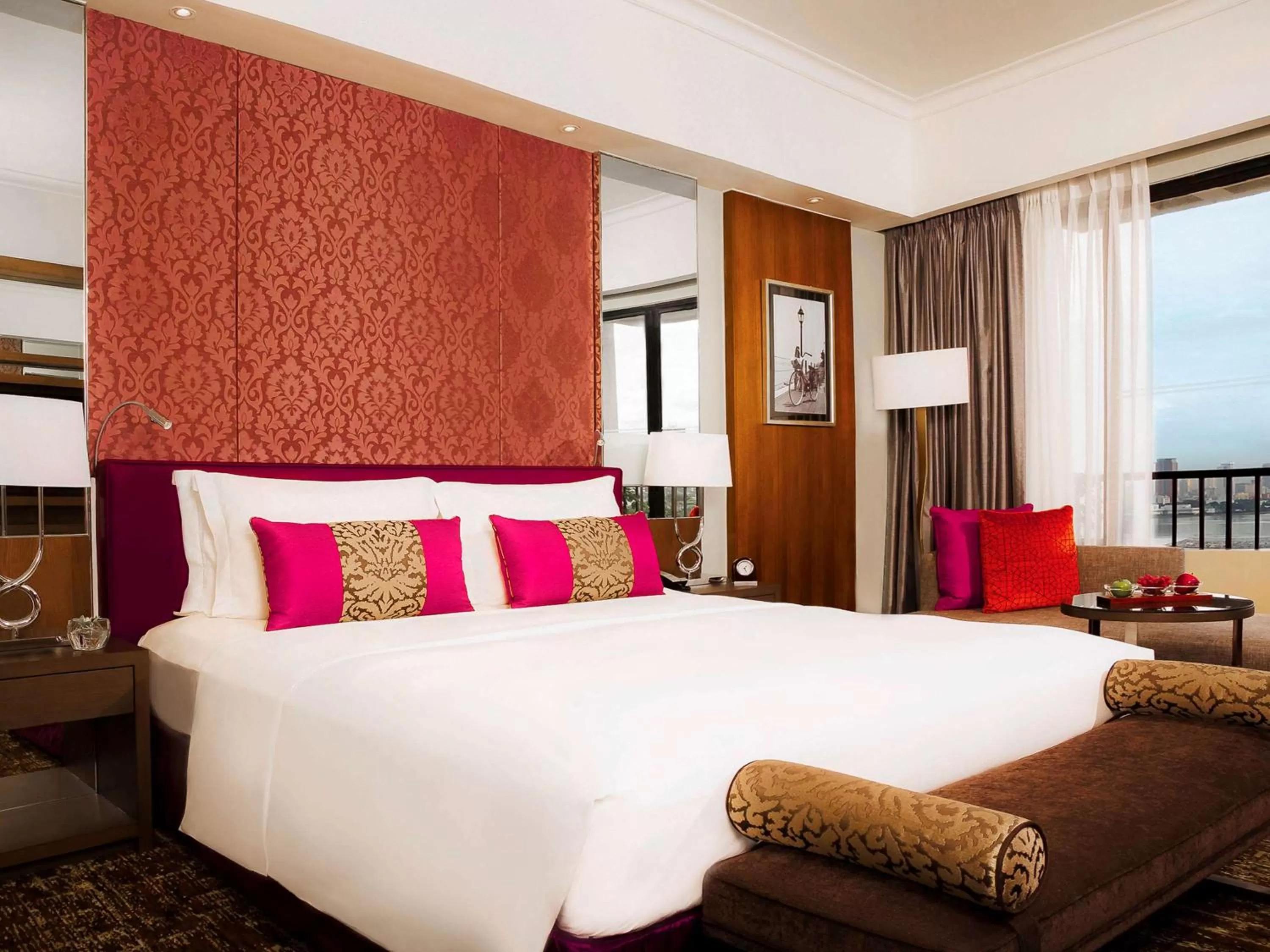 Luxury Club King Room with City View in Sofitel Philippine Plaza Manila