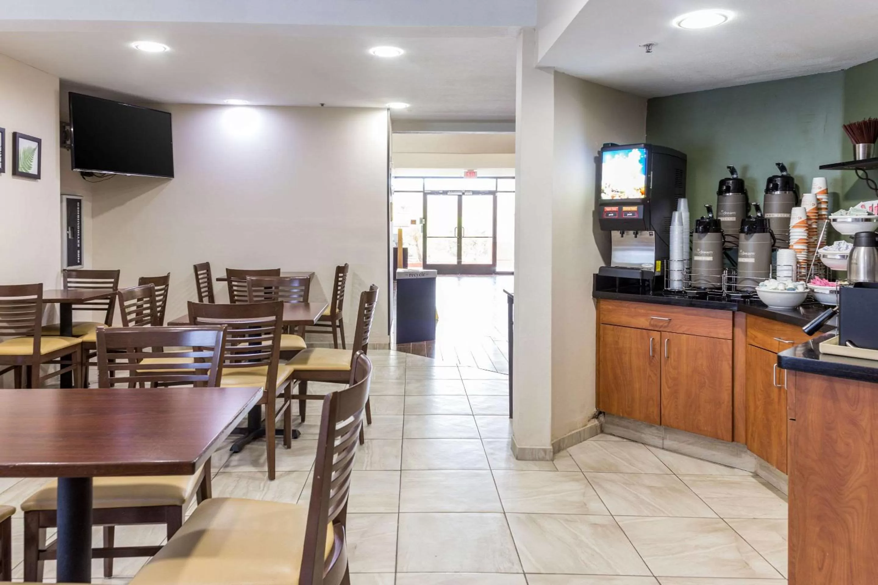 Restaurant/places to eat in Sky Harbor Airport Inn