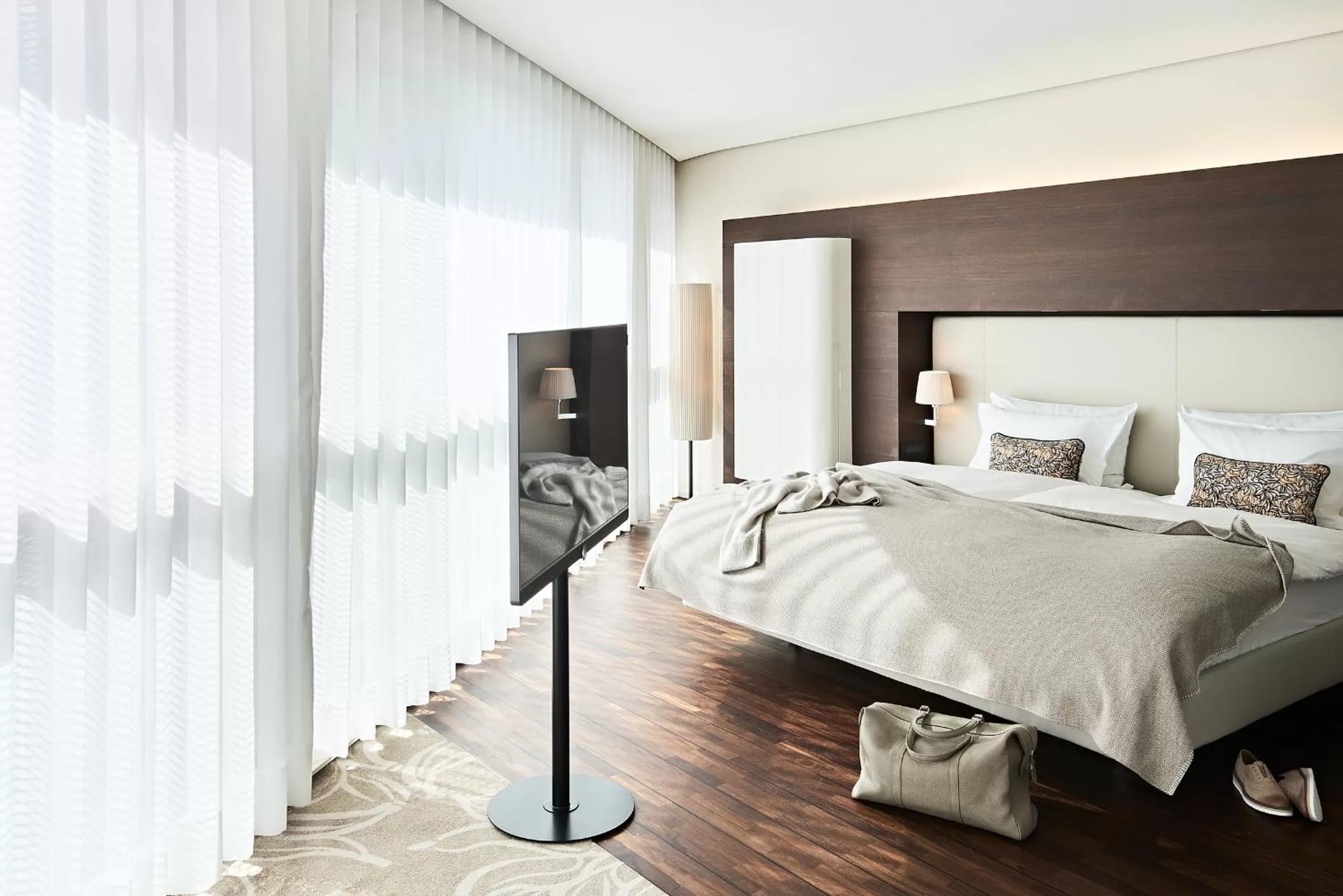 Photo of the whole room, Bed in SIDE, Hamburg, a Member of Design Hotels