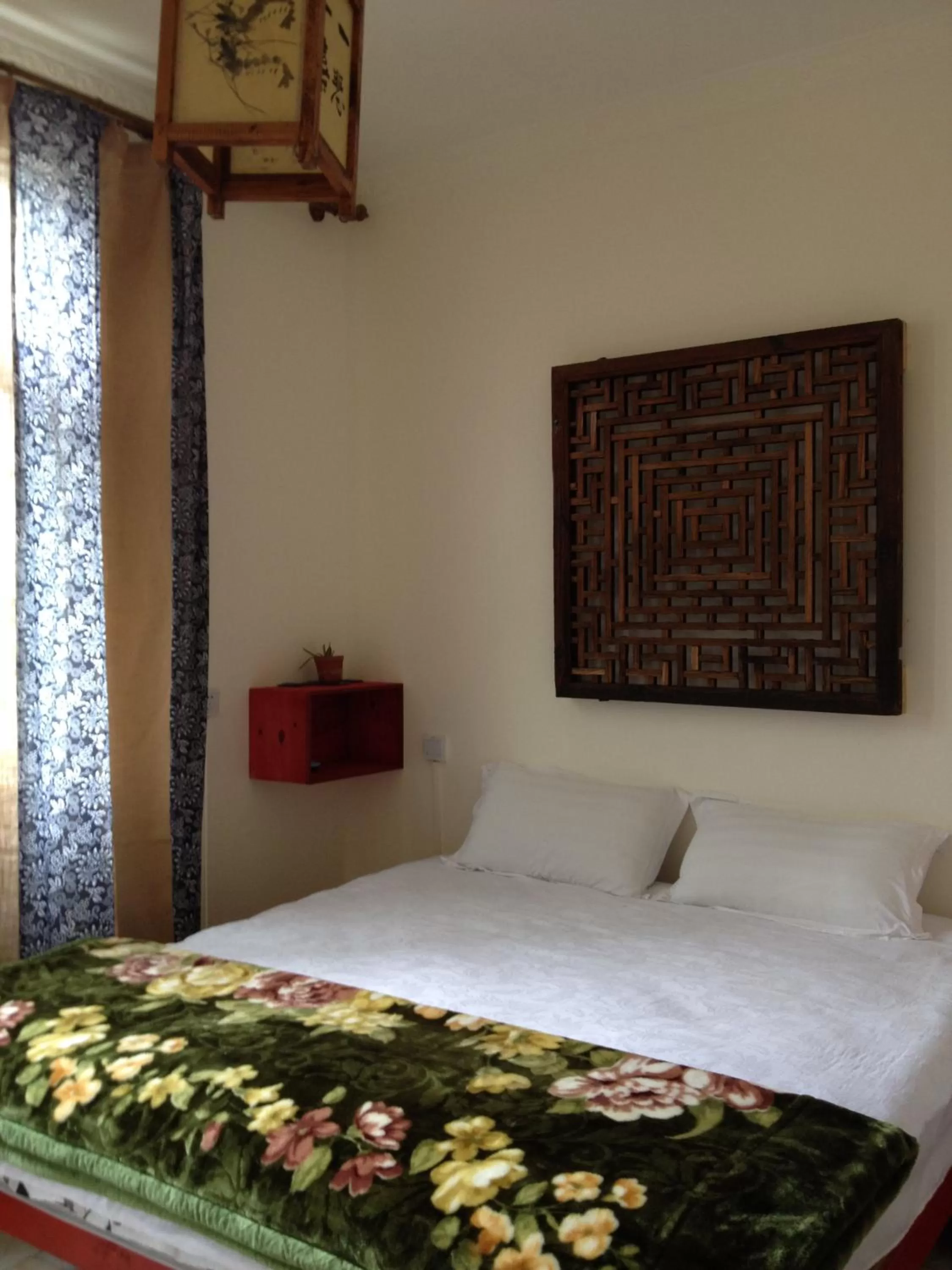 Decorative detail, Bed in The Lily Pad Inn