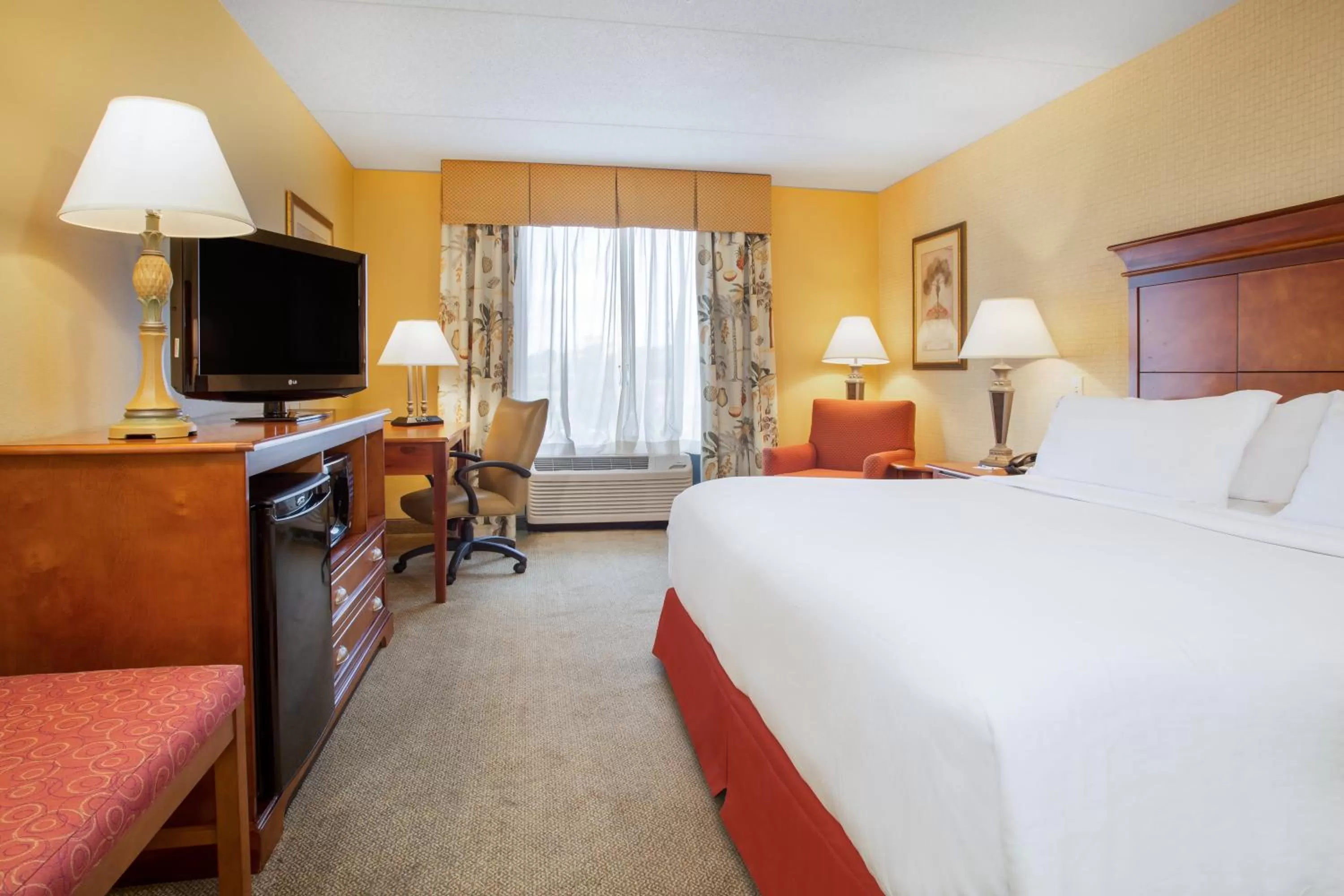 Photo of the whole room, Bed in Holiday Inn Express & Suites Bloomington by IHG