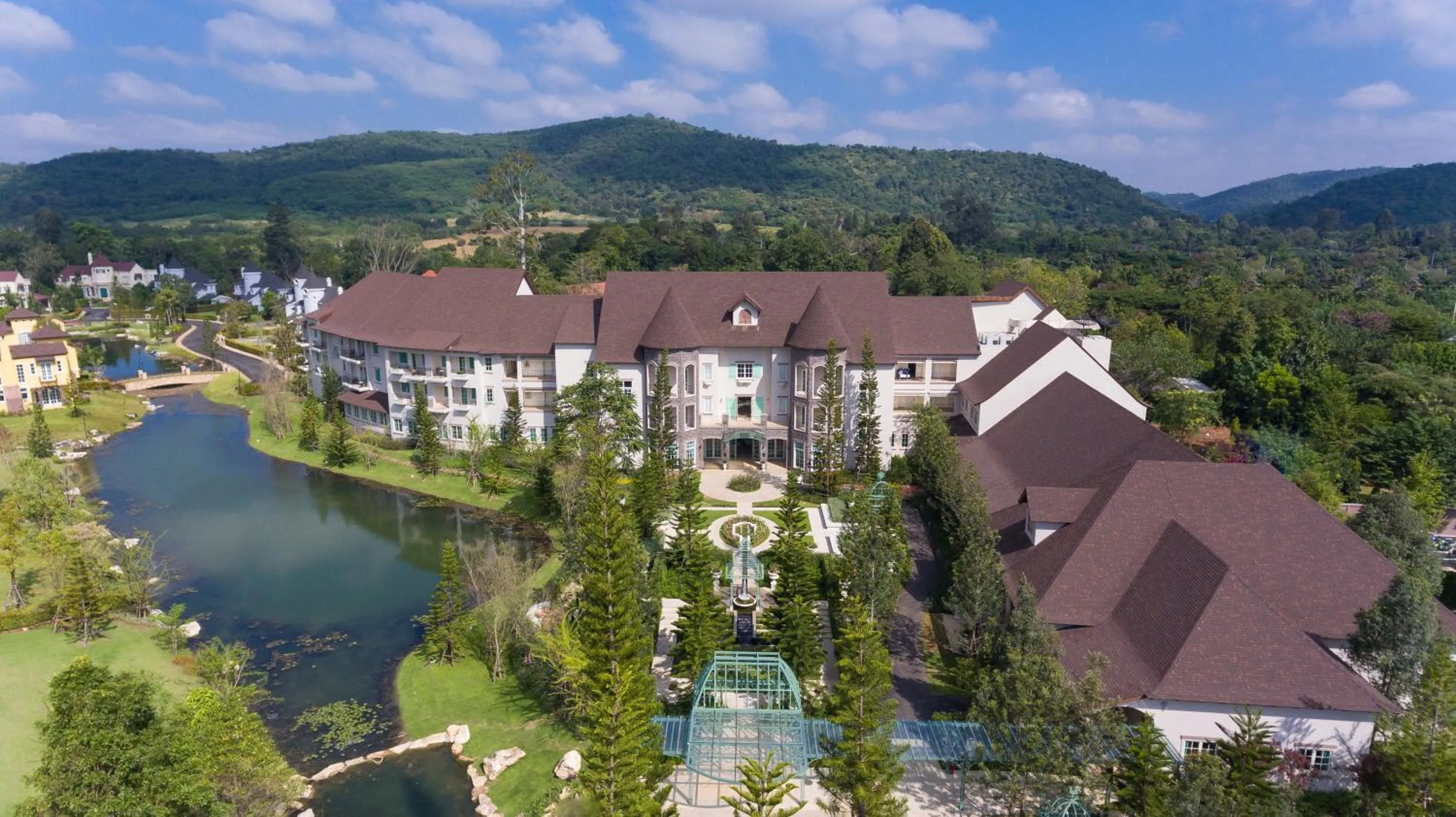 Bird's eye view, Bird's-eye View in U Khao Yai