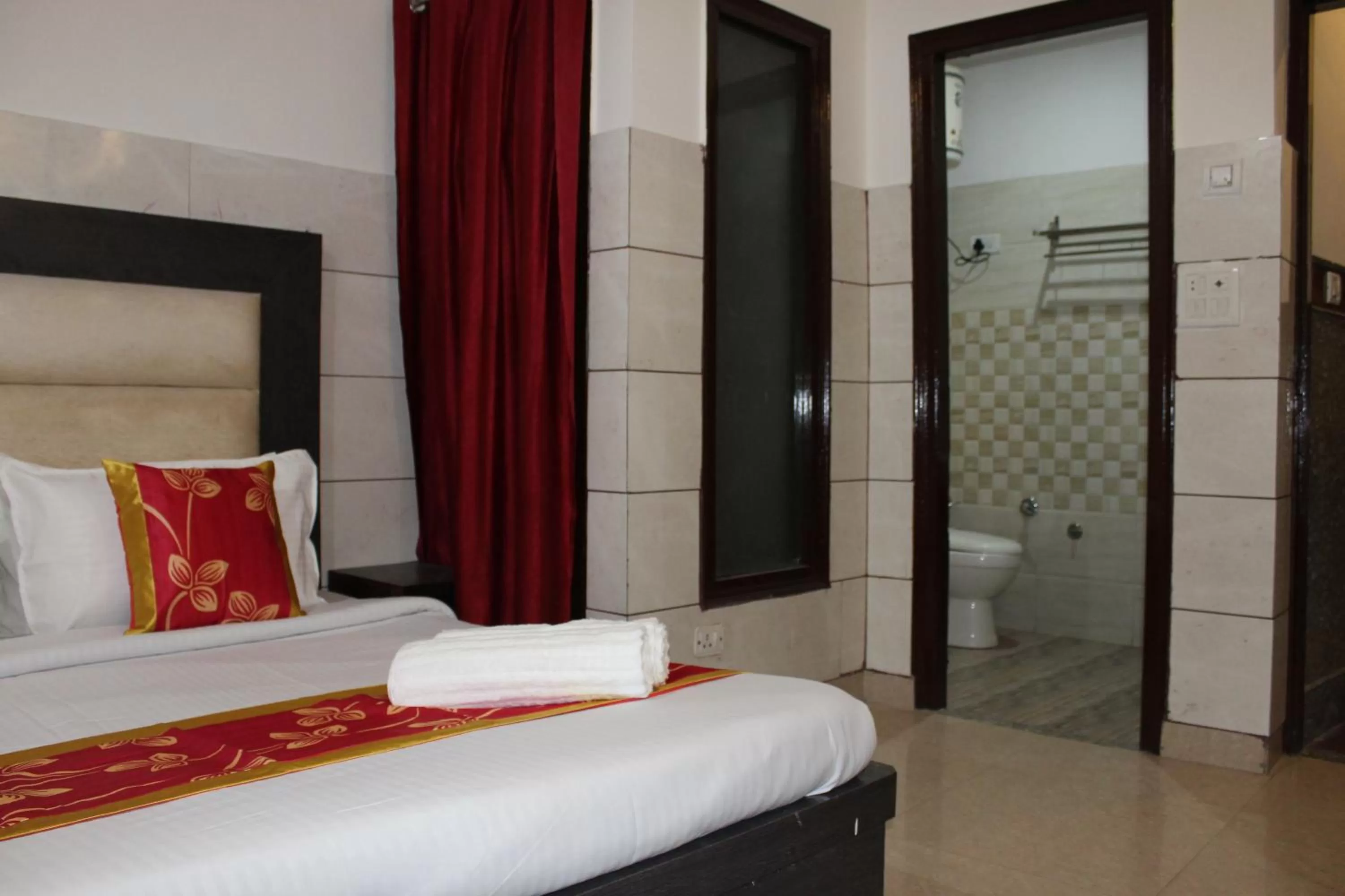 Bathroom, Bed in Trimrooms JMC Katra