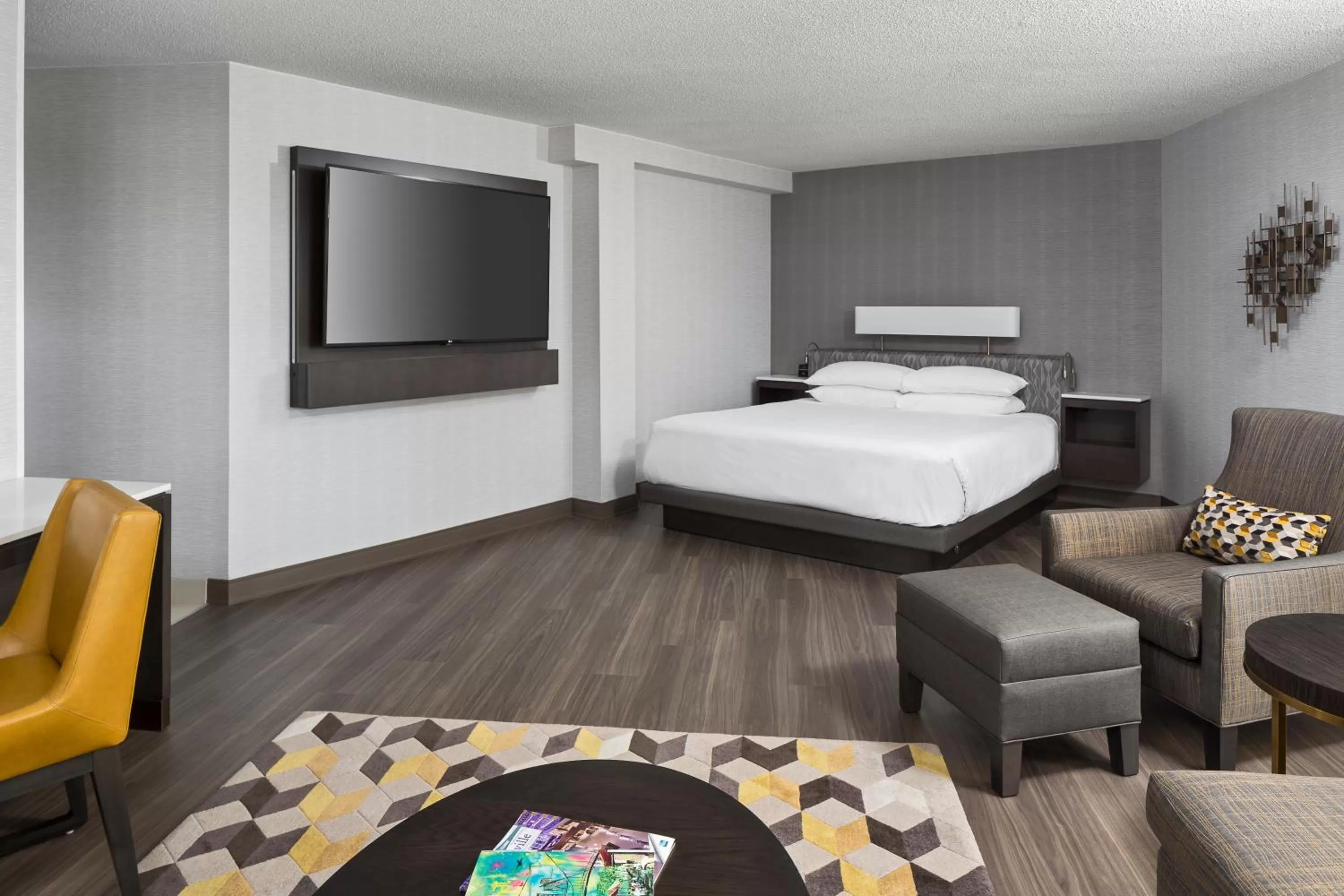 Living room, Bed in Hyatt Regency - Greenville