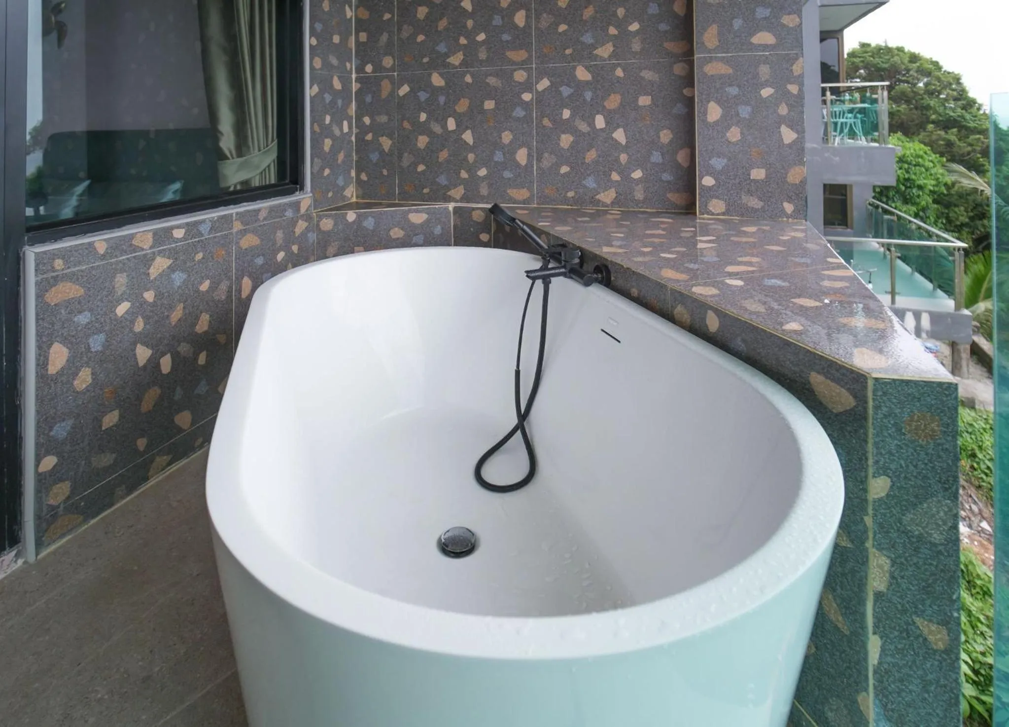 Hot Tub in Cliff Lanta Suite-Koh Lanta Krabi