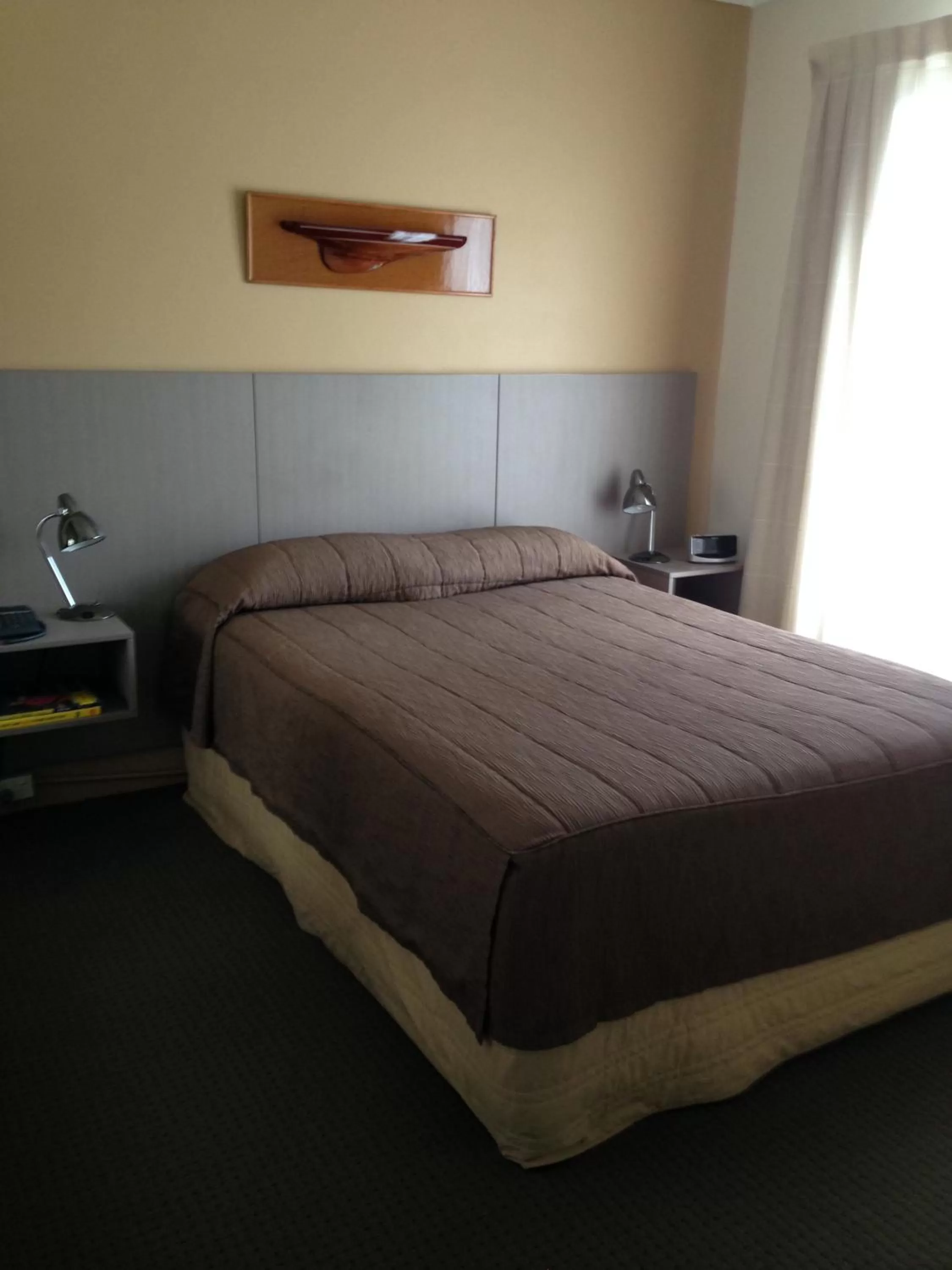 Bed in Francis Phillip Motor Inn and The Lodge