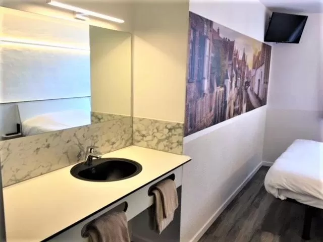 Bed in Canalview Hotel Ter Reien