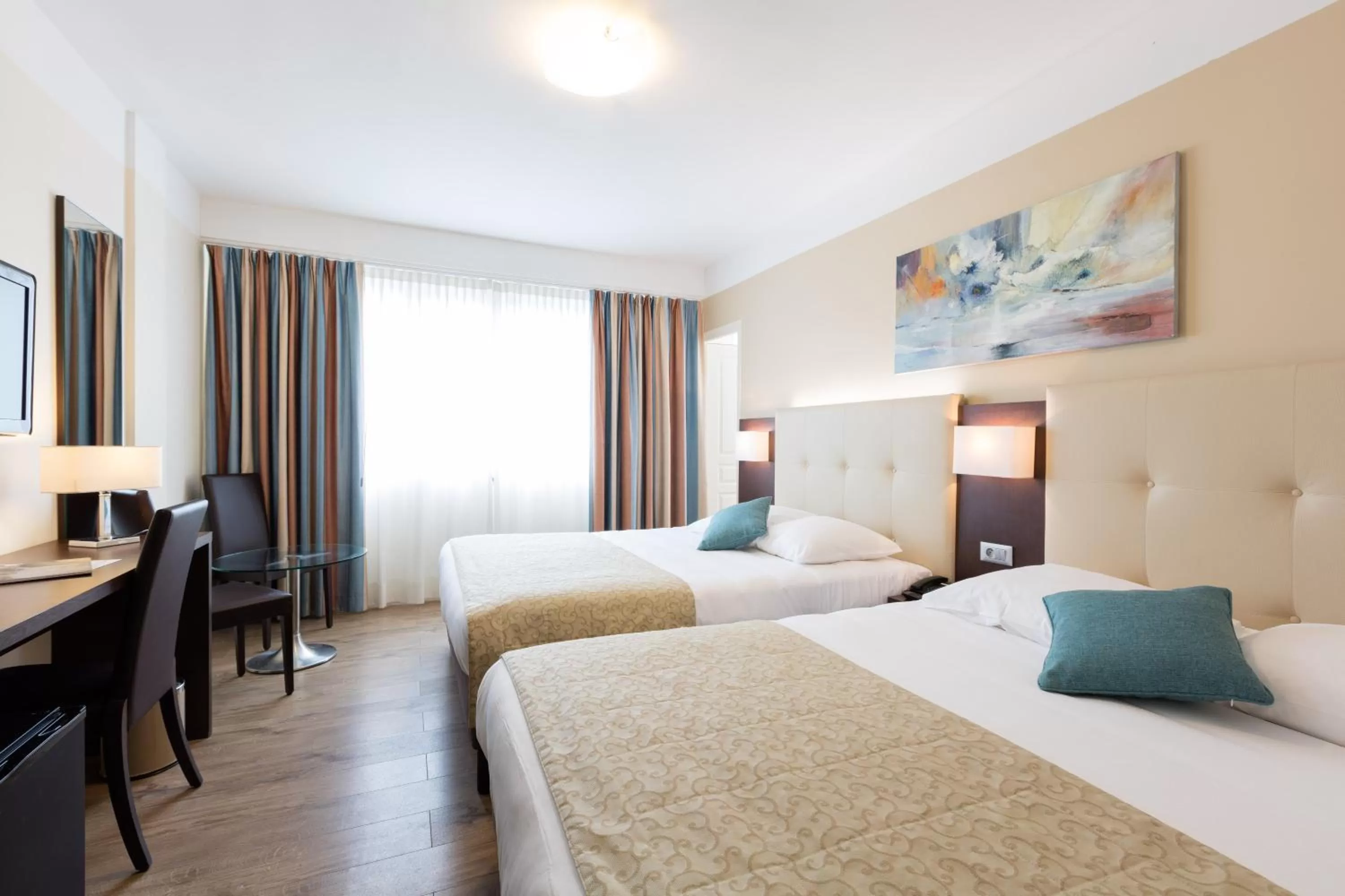 Bed in Hôtel Rotonde Aix-en-Provence centre