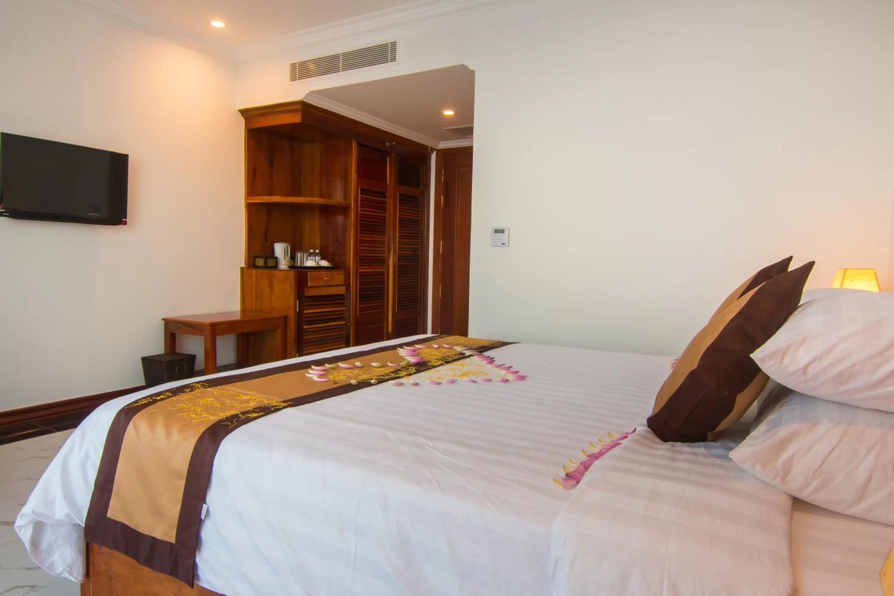 Bedroom, Bed in Glorious Hotel