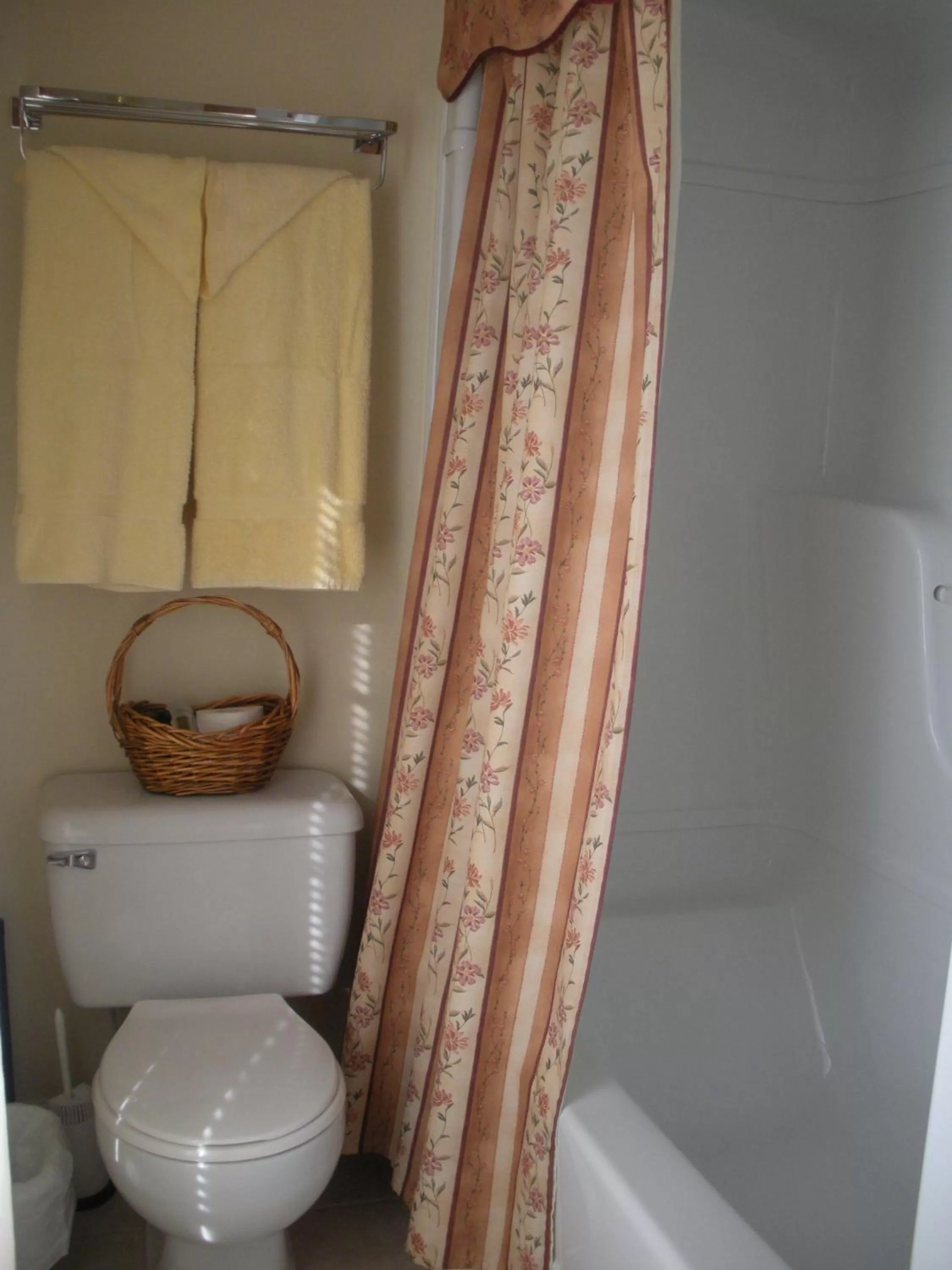 Bathroom in Côté's Bed & Breakfast