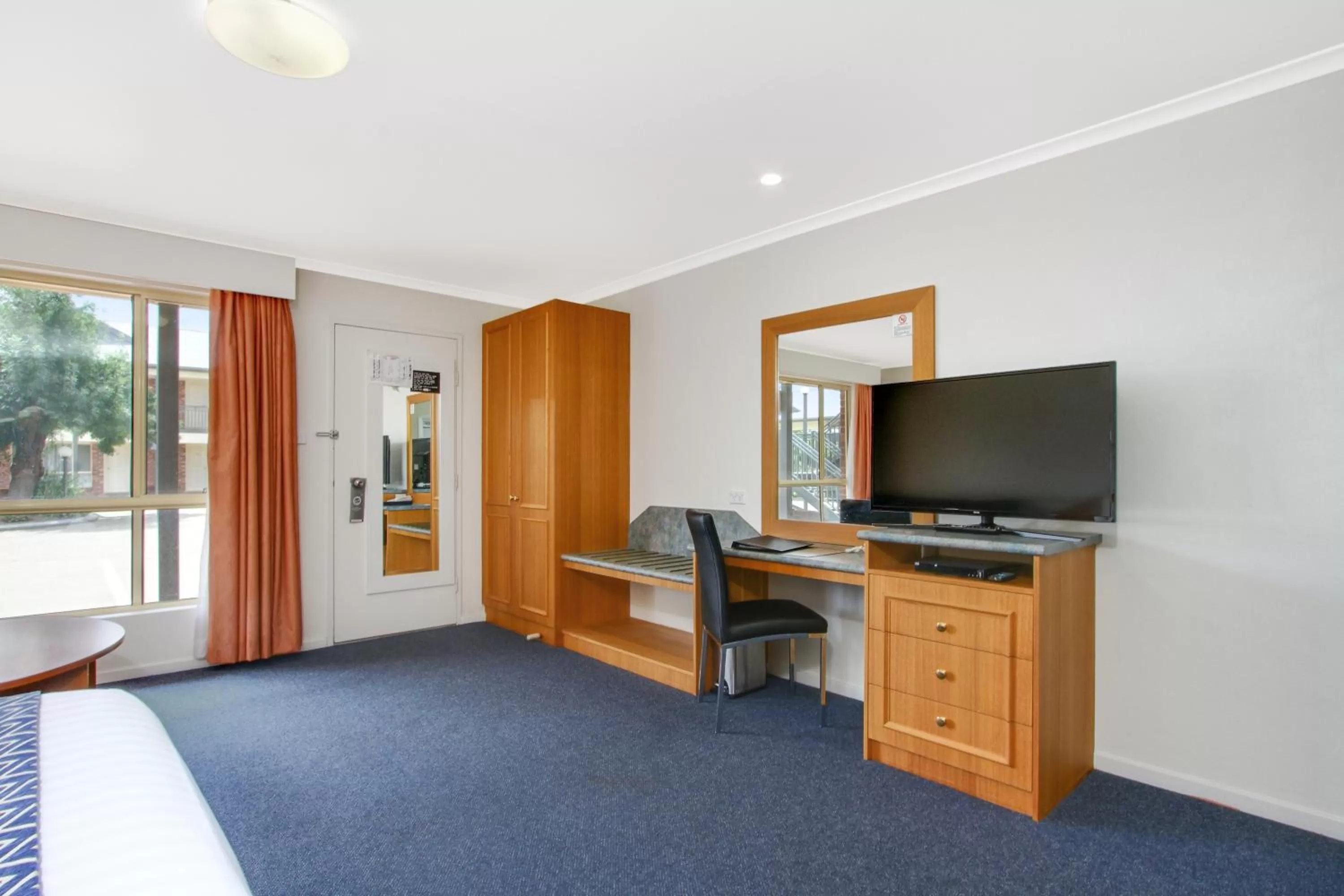 Bedroom in Thunderbird Motel Yass