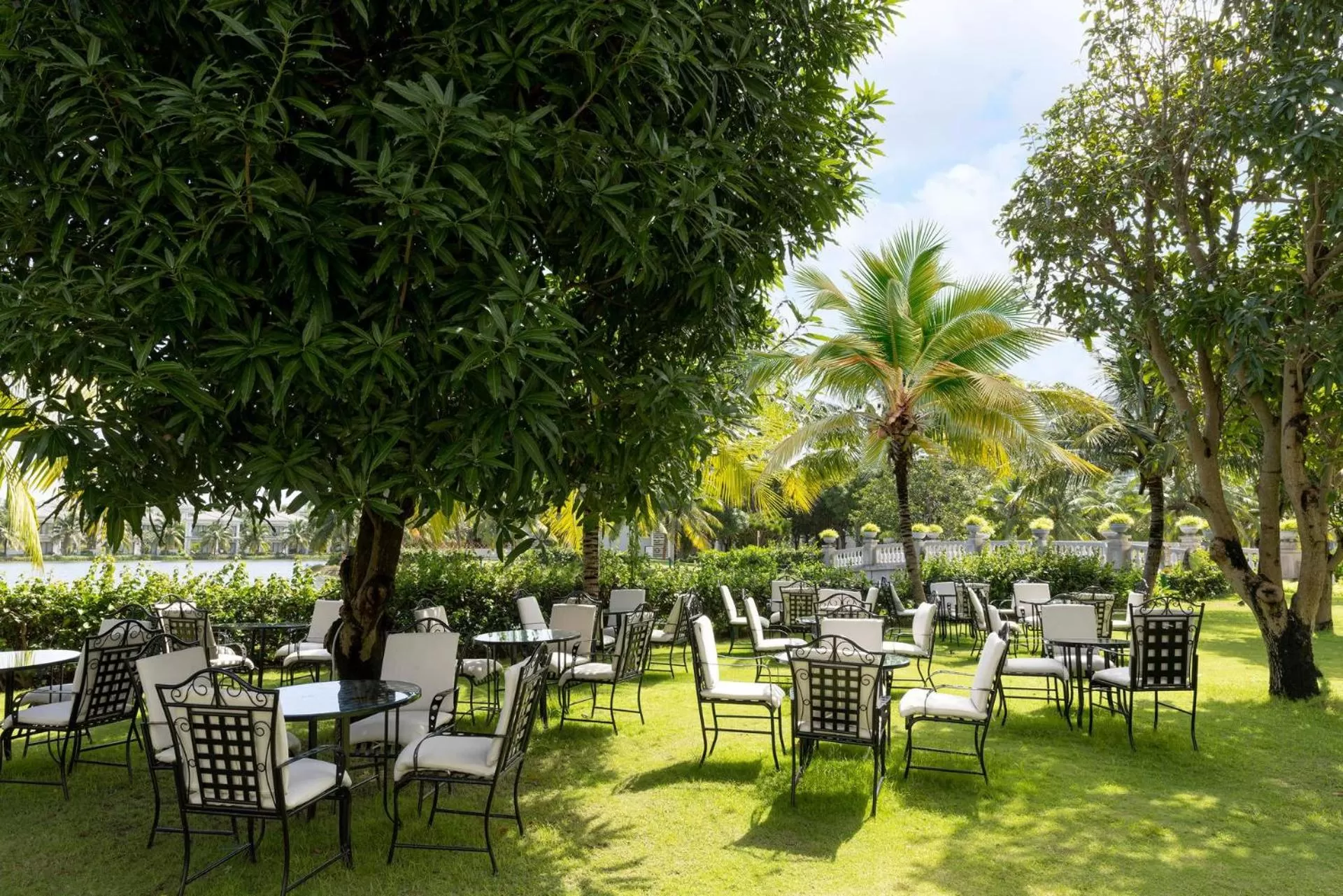 Lounge or bar in Meliá Vinpearl Cam Ranh Beach Resort