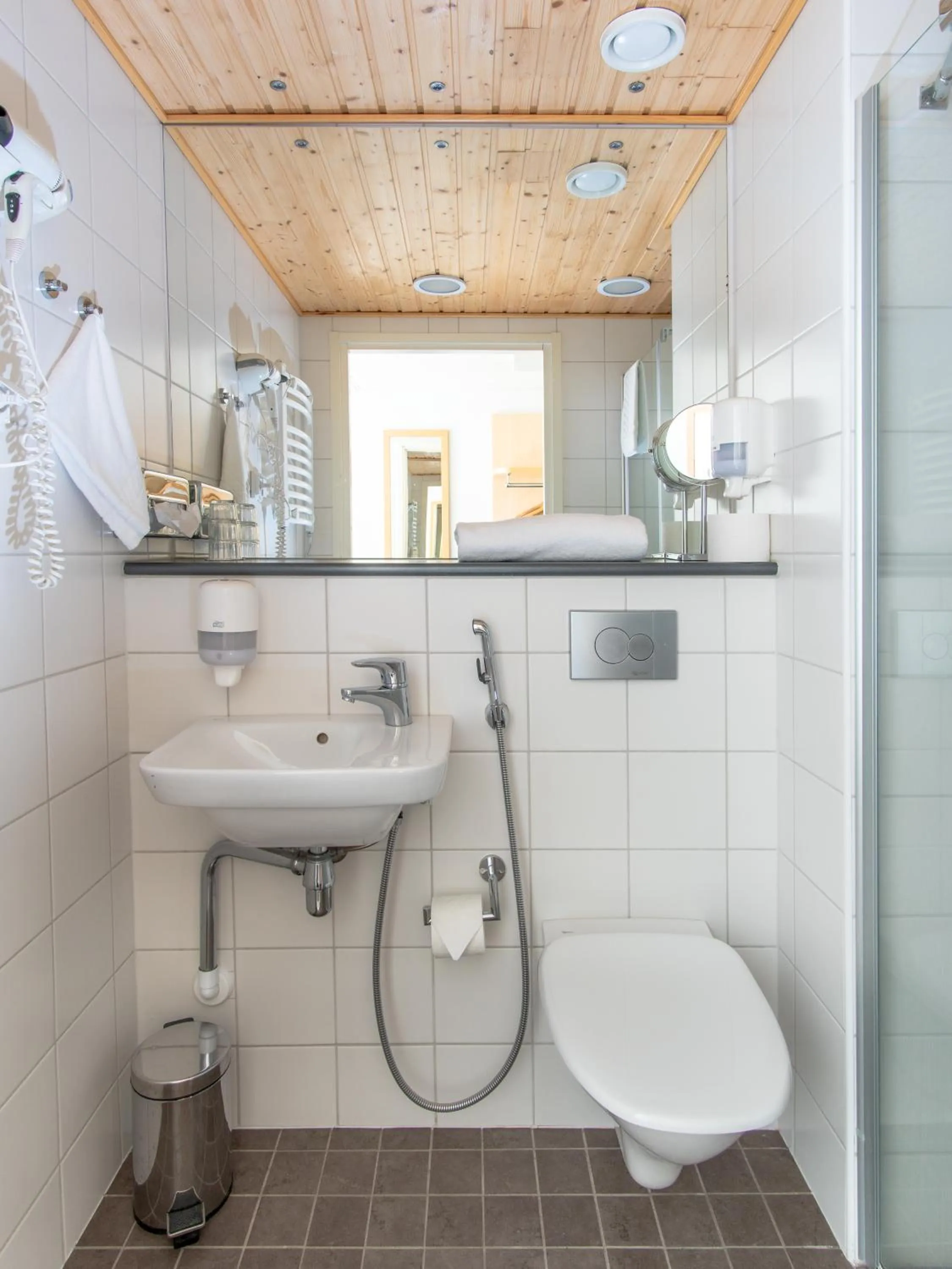 Photo of the whole room in Hotel Jahtihovi